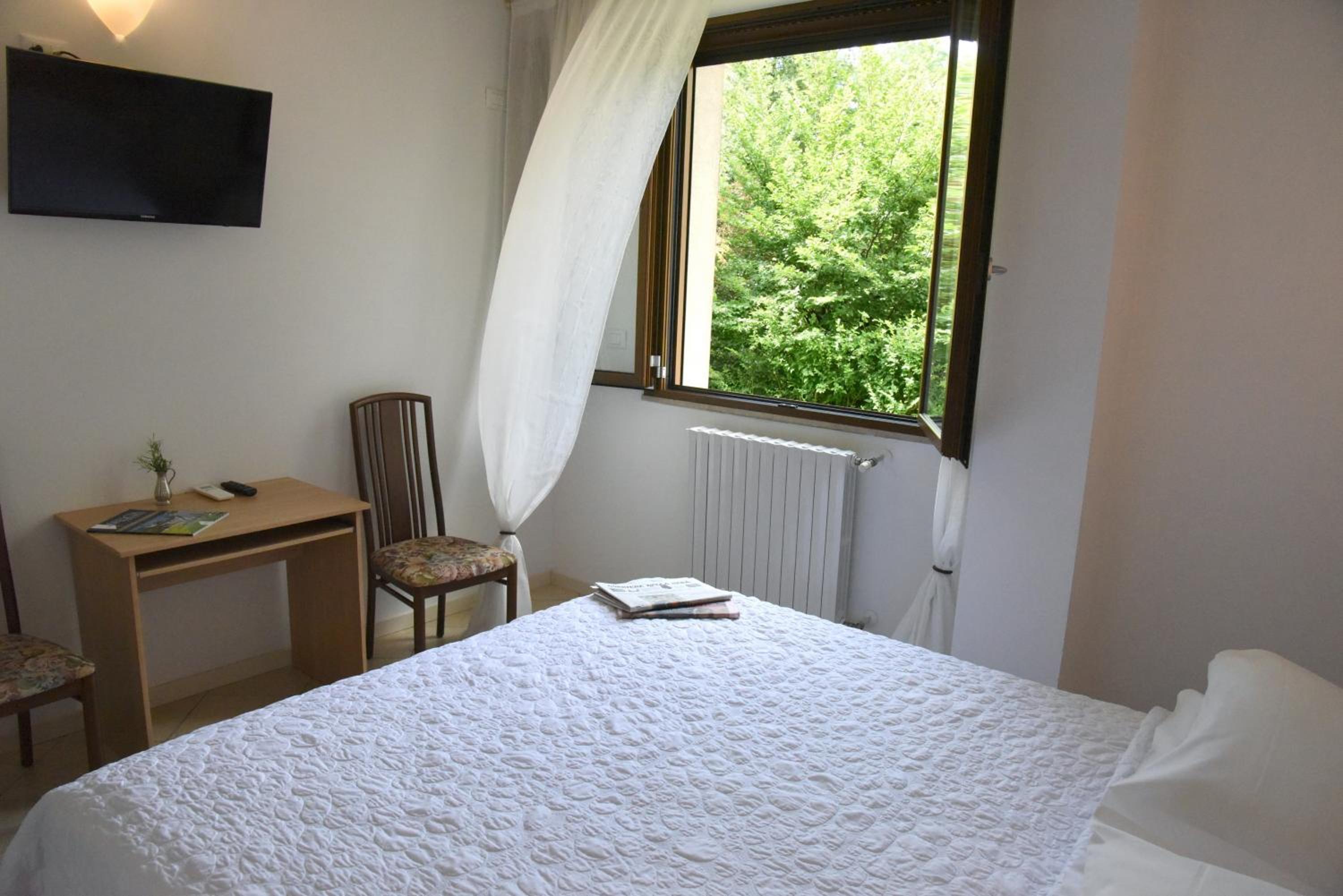 Standard Double Room - Photo 8