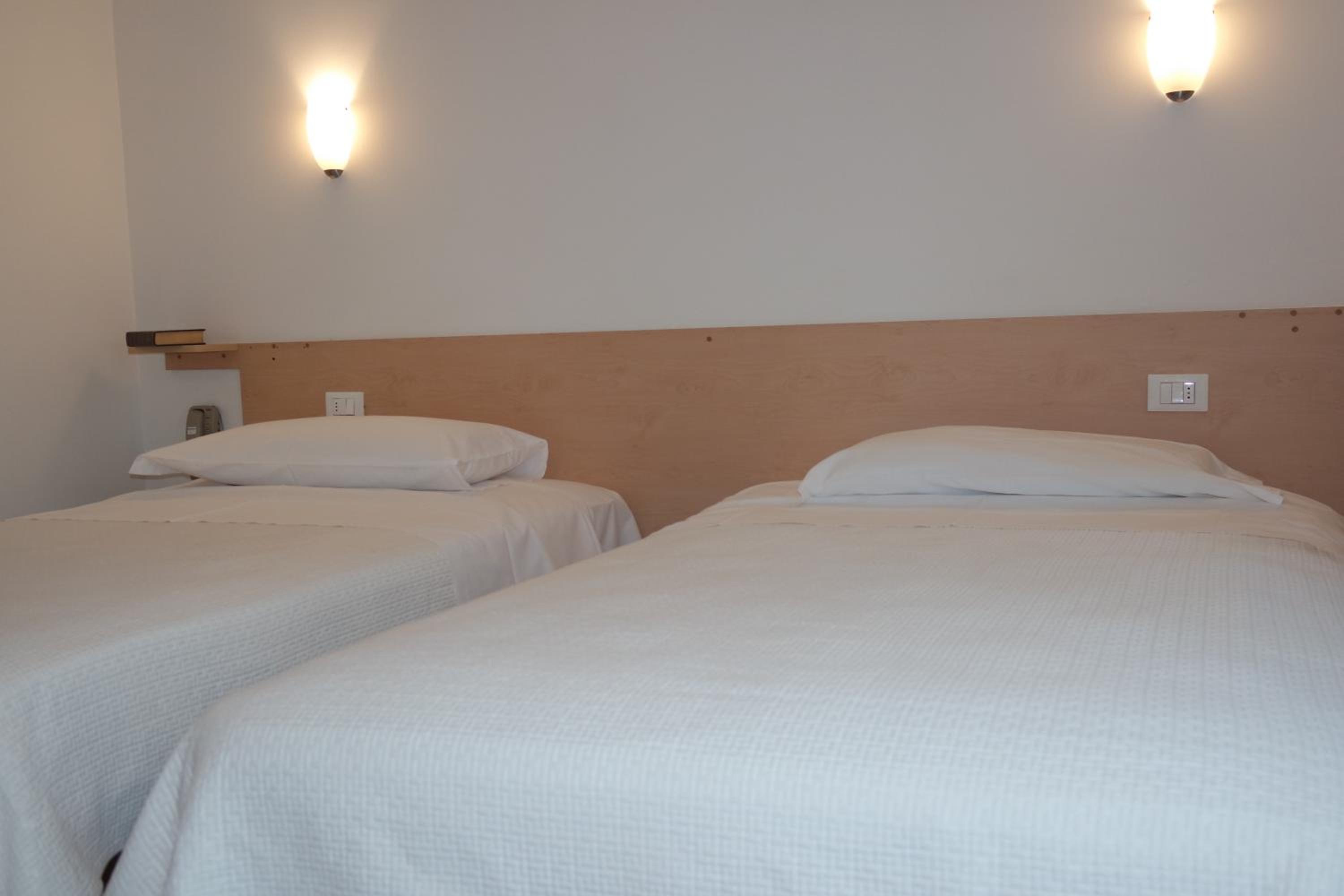Twin Room - Photo 2