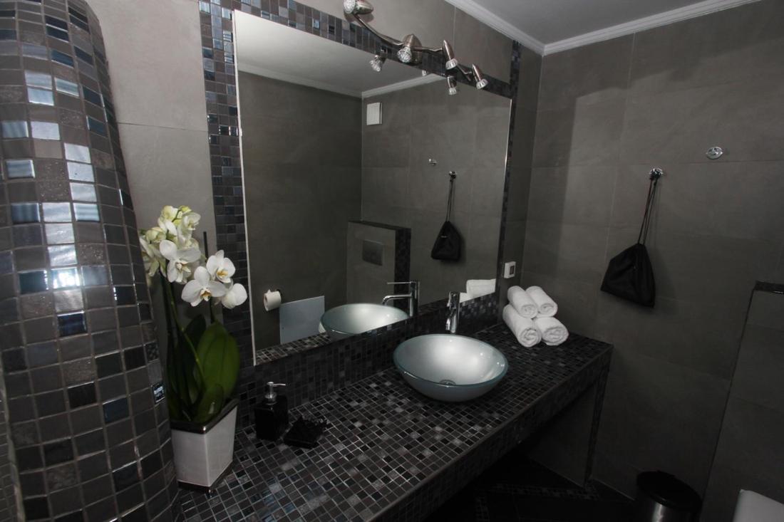 Superior Cave Suite with outdoor Hot Tub and Caldera View photo 2