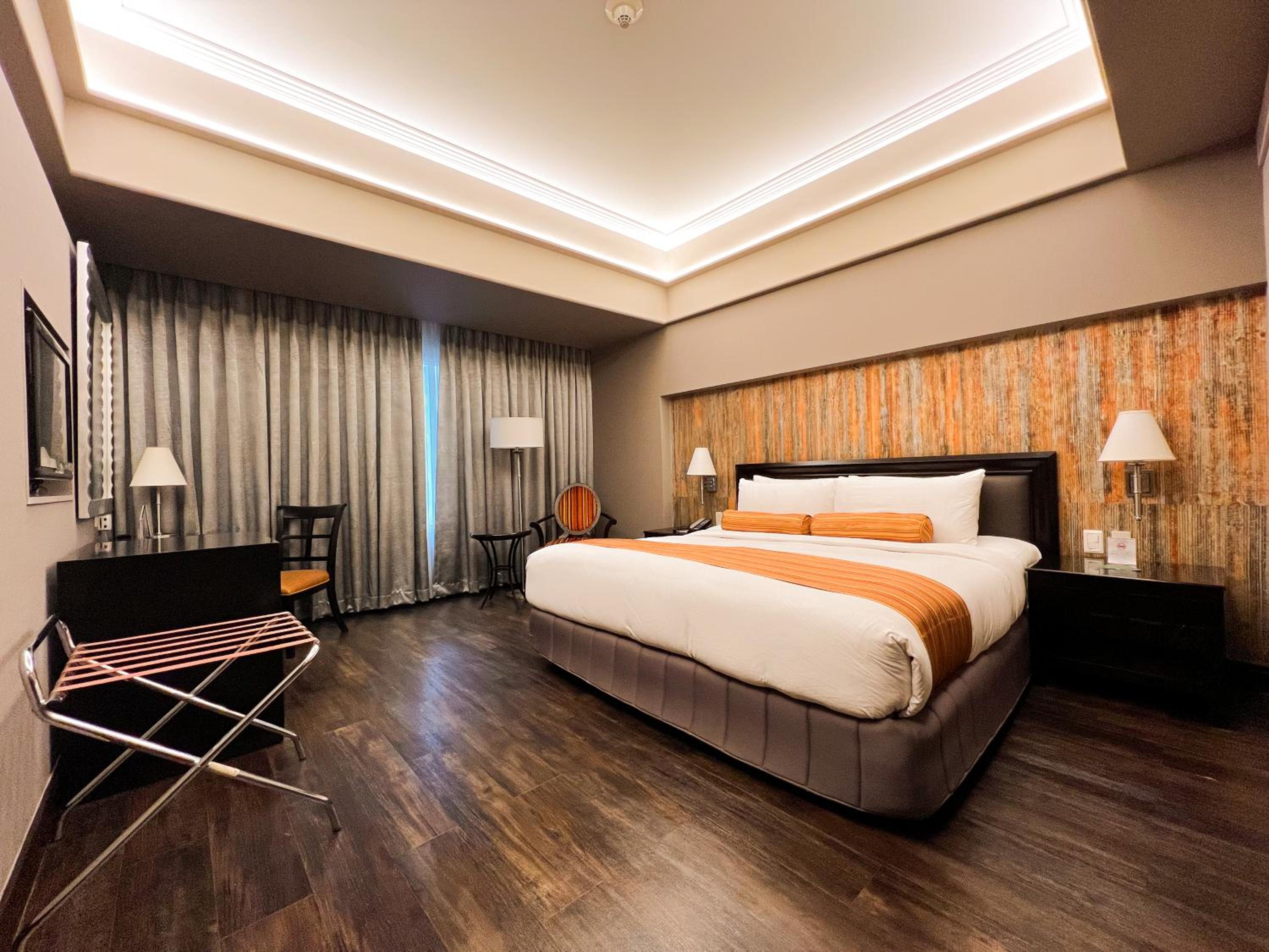 Executive Suite - Main Wing photo 2