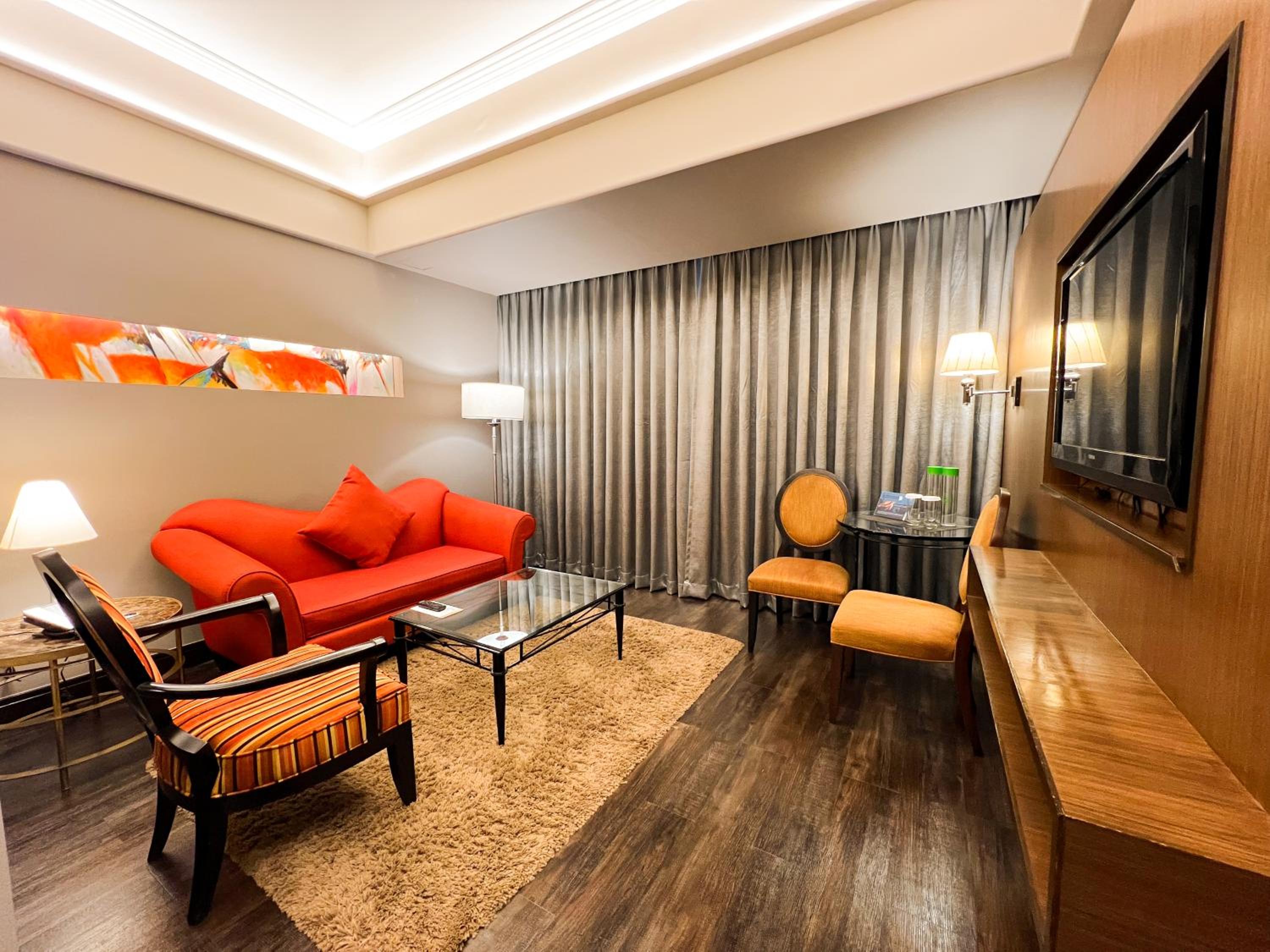 Executive Suite - Main Wing photo 3