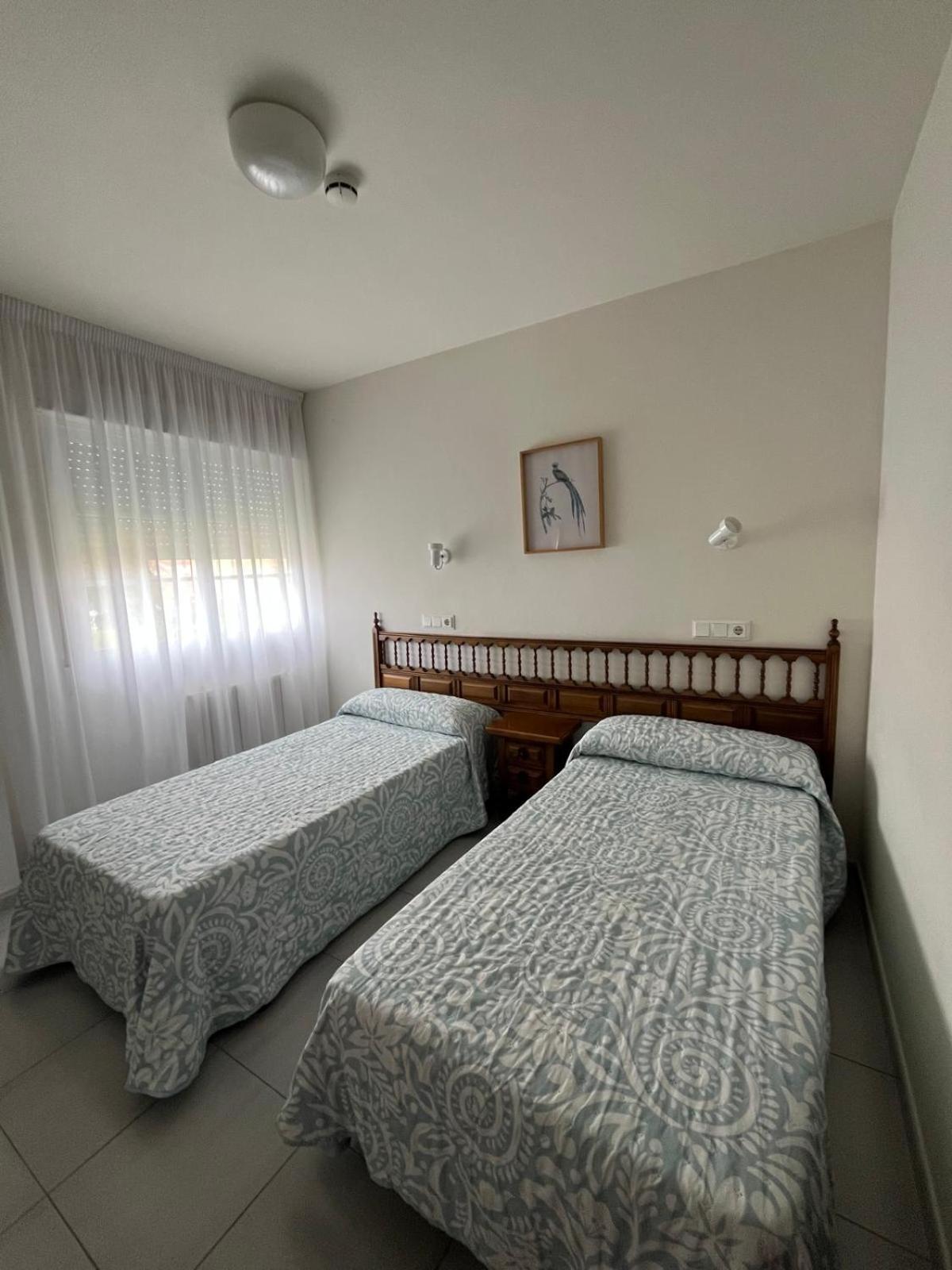 Twin Room with Private Bathroom - Photo 9