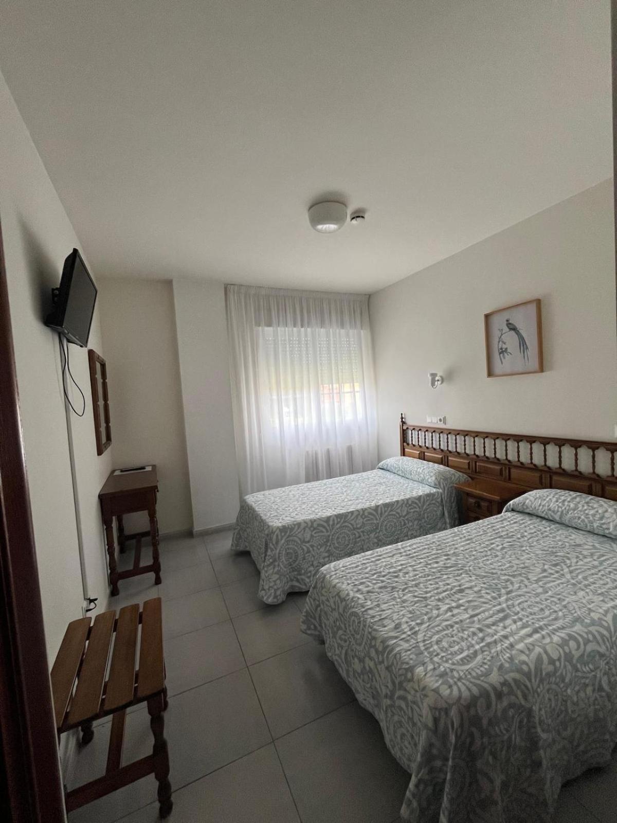 Twin Room with Private Bathroom - Photo 1
