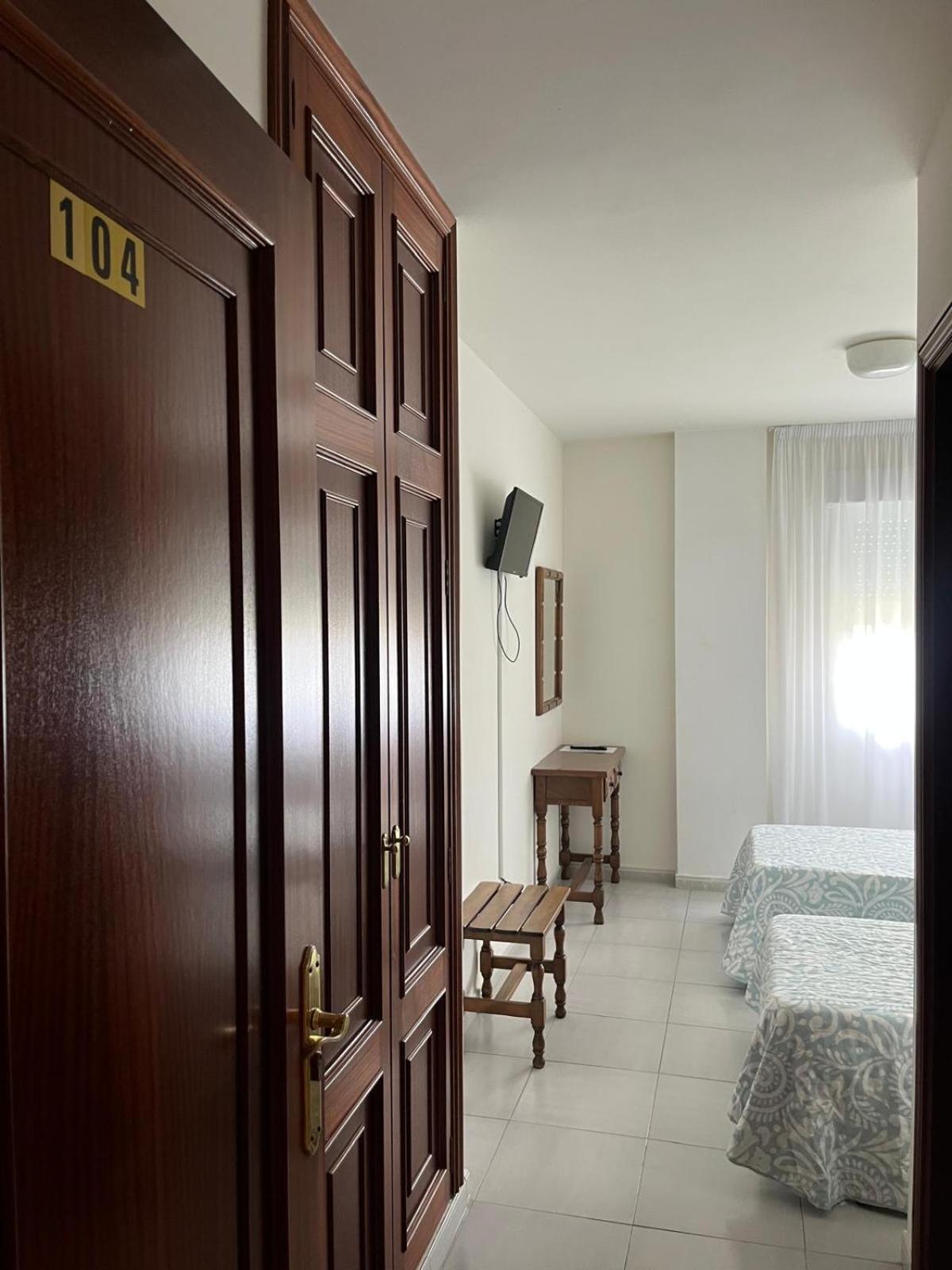 Twin Room with Private Bathroom - Photo 5