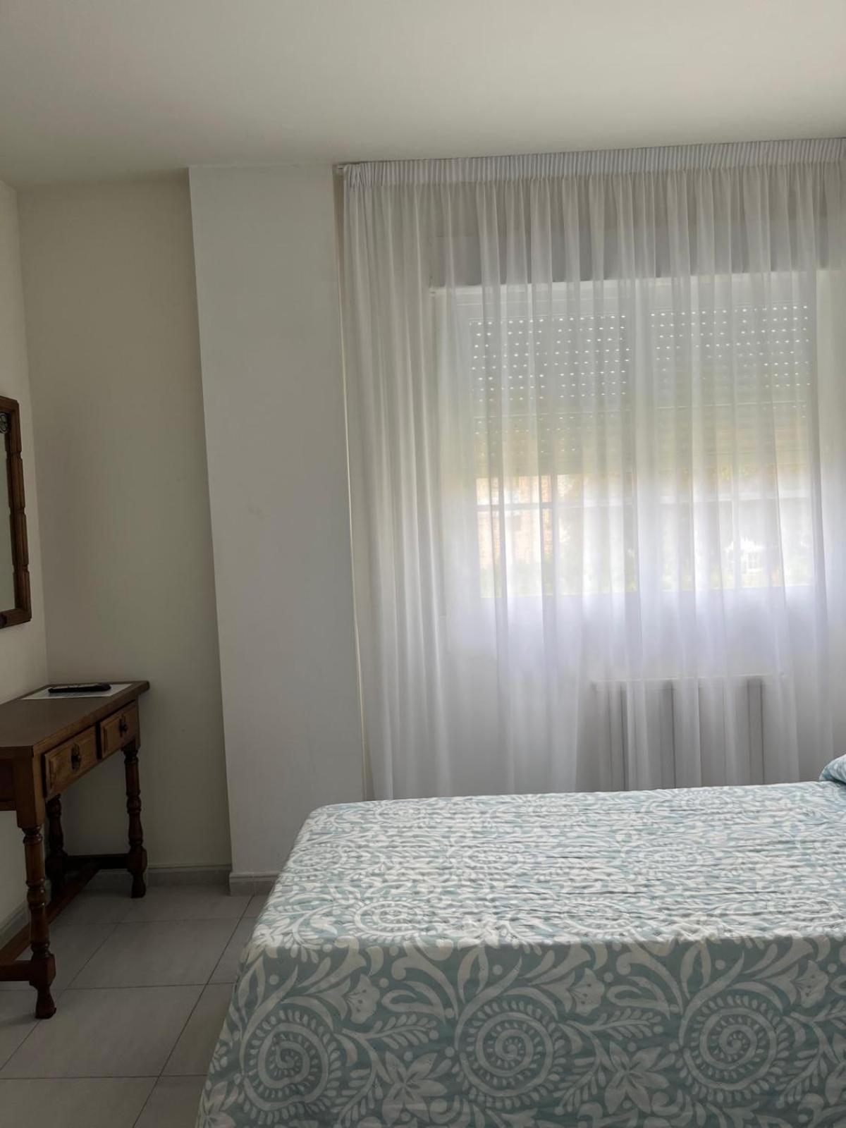 Twin Room with Private Bathroom - Photo 6
