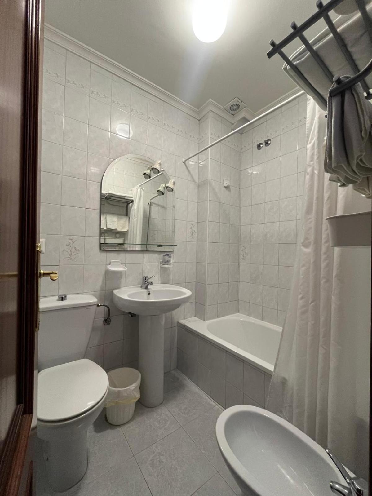 Twin Room with Private Bathroom - Photo 4