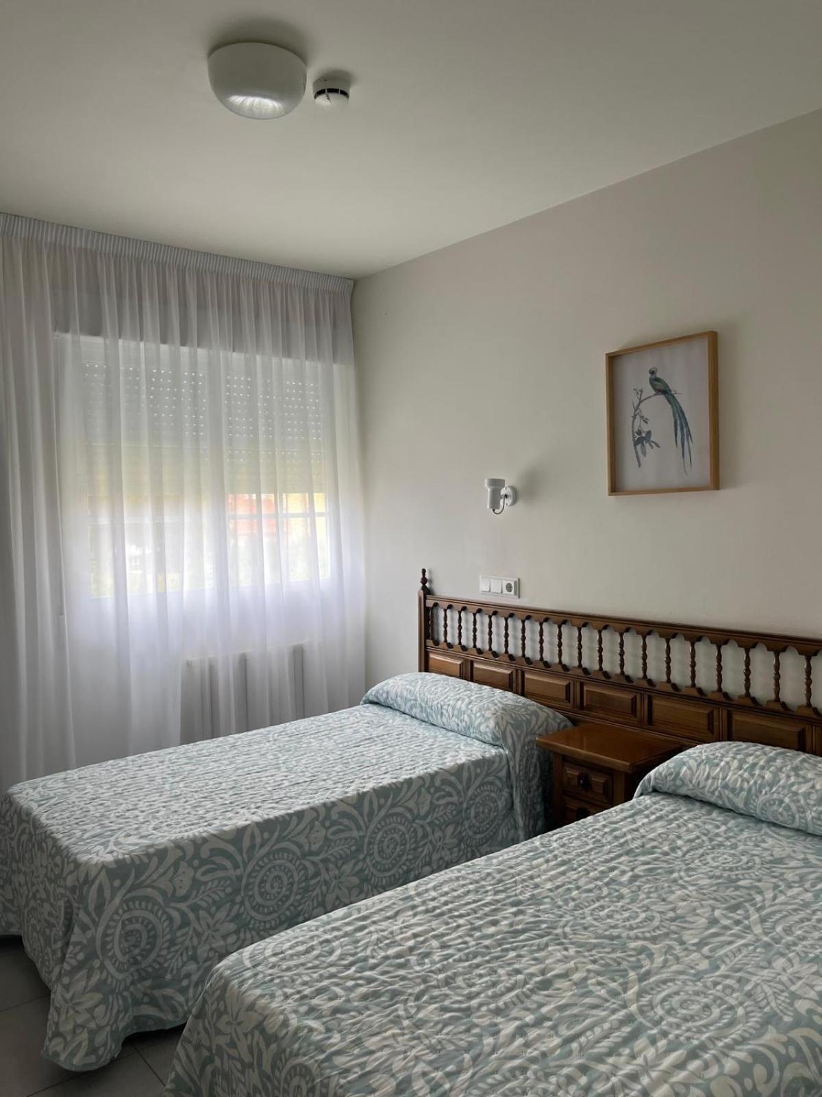 Twin Room with Private Bathroom - Photo 3