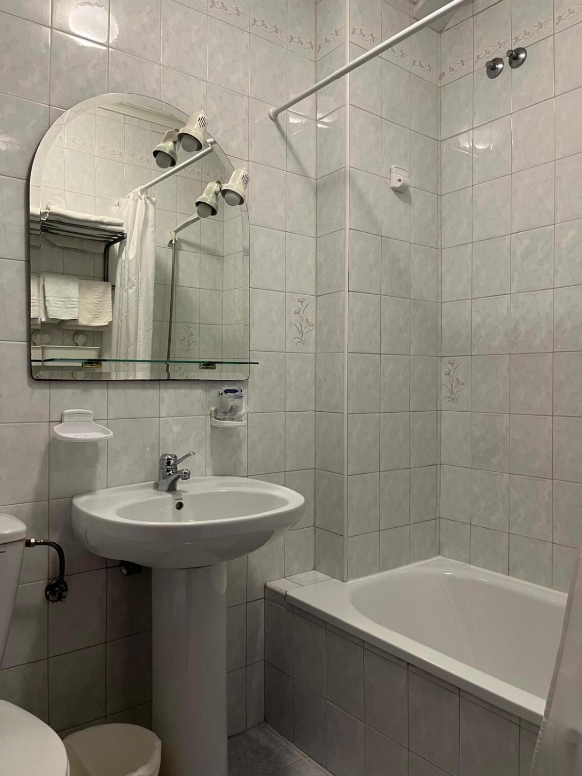 Twin Room with Private Bathroom - Photo 7