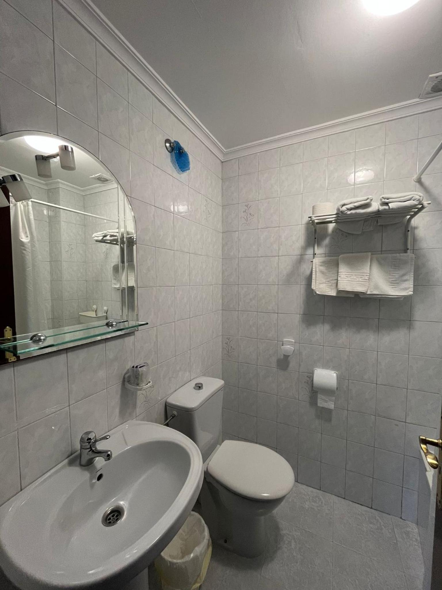 Twin Room with Private Bathroom photo 2