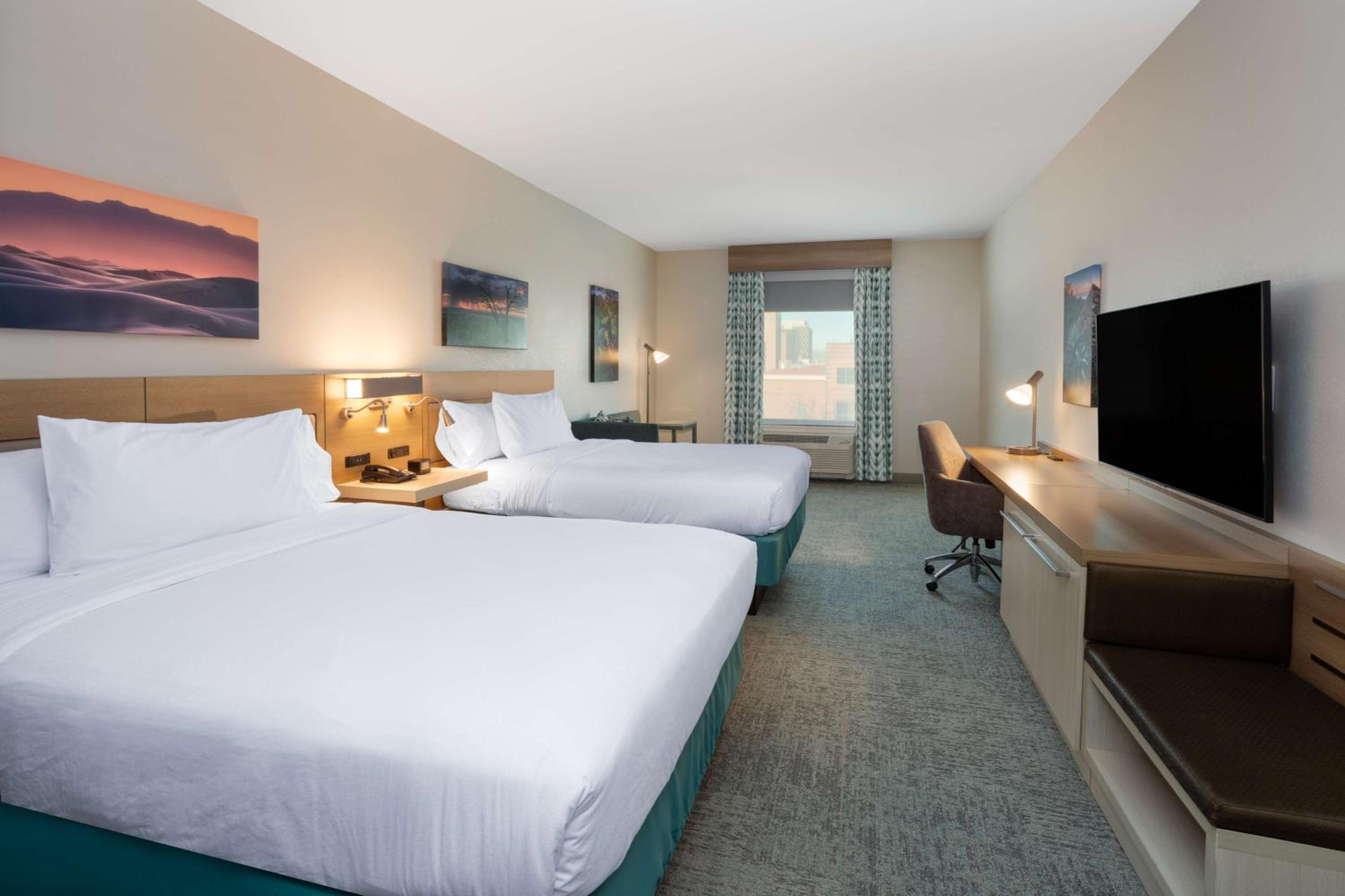 Queen Room with Two Queen Beds photo 1