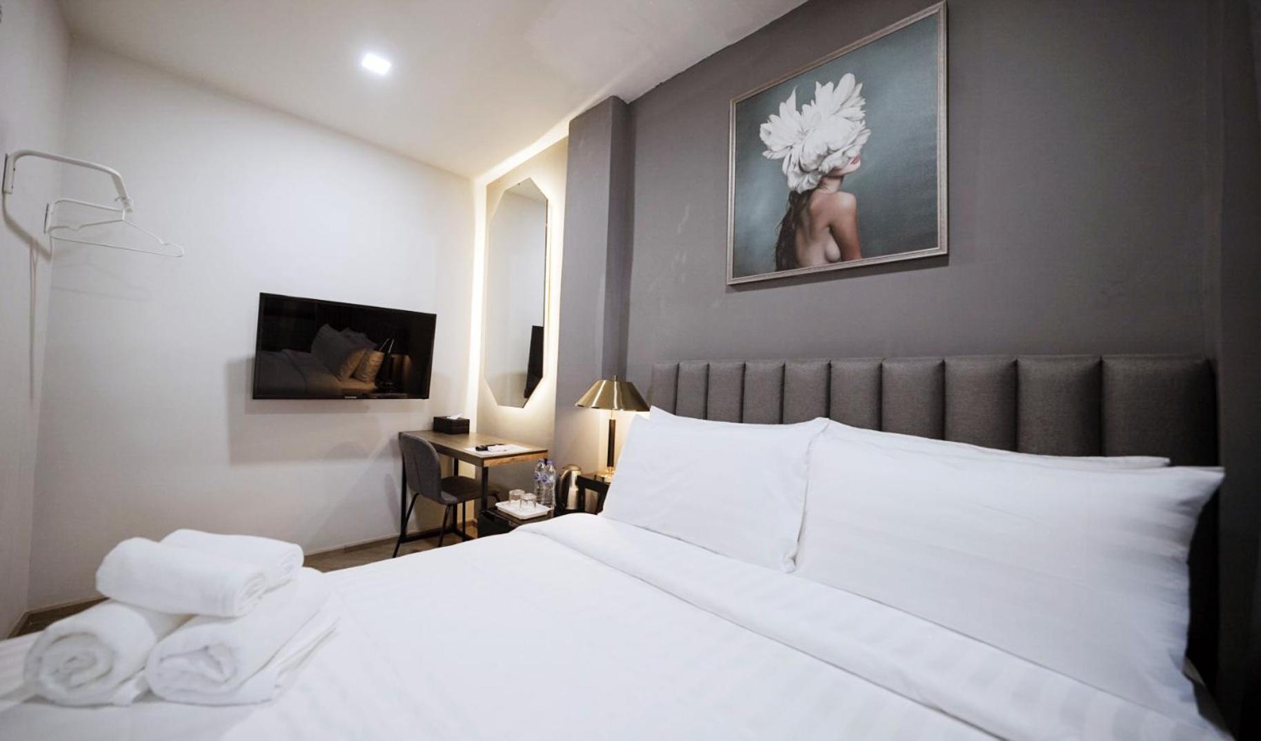 Queen Room with Shared Bathroom photo 1