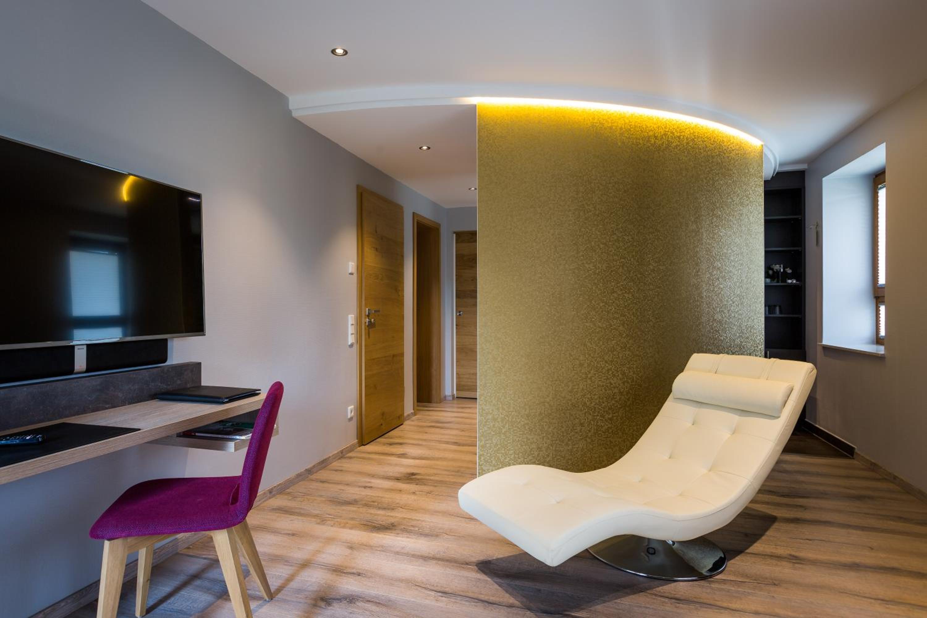 Suite - Photo 14