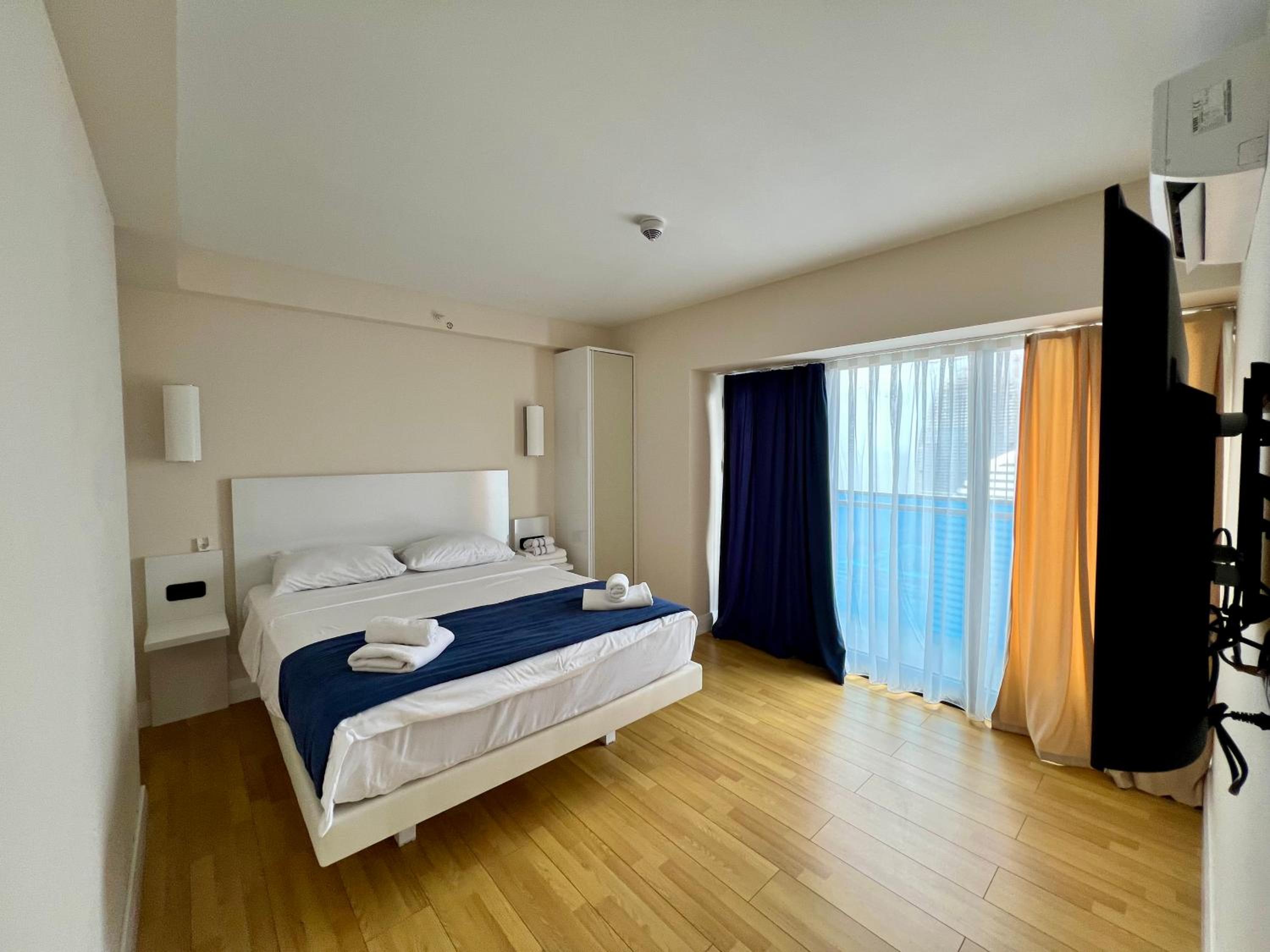 Deluxe One-Bedroom Apartment