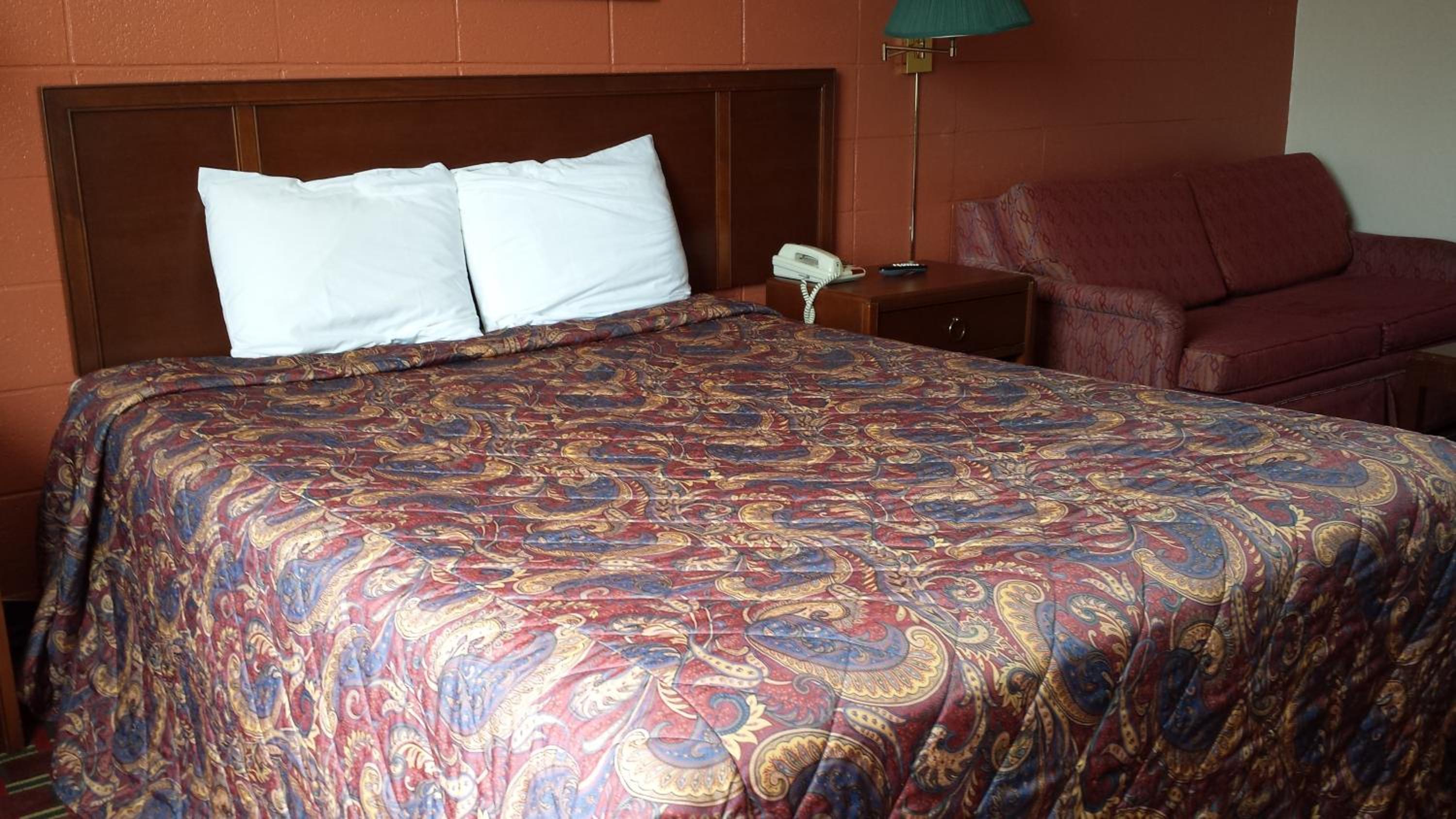 Queen Room photo 2