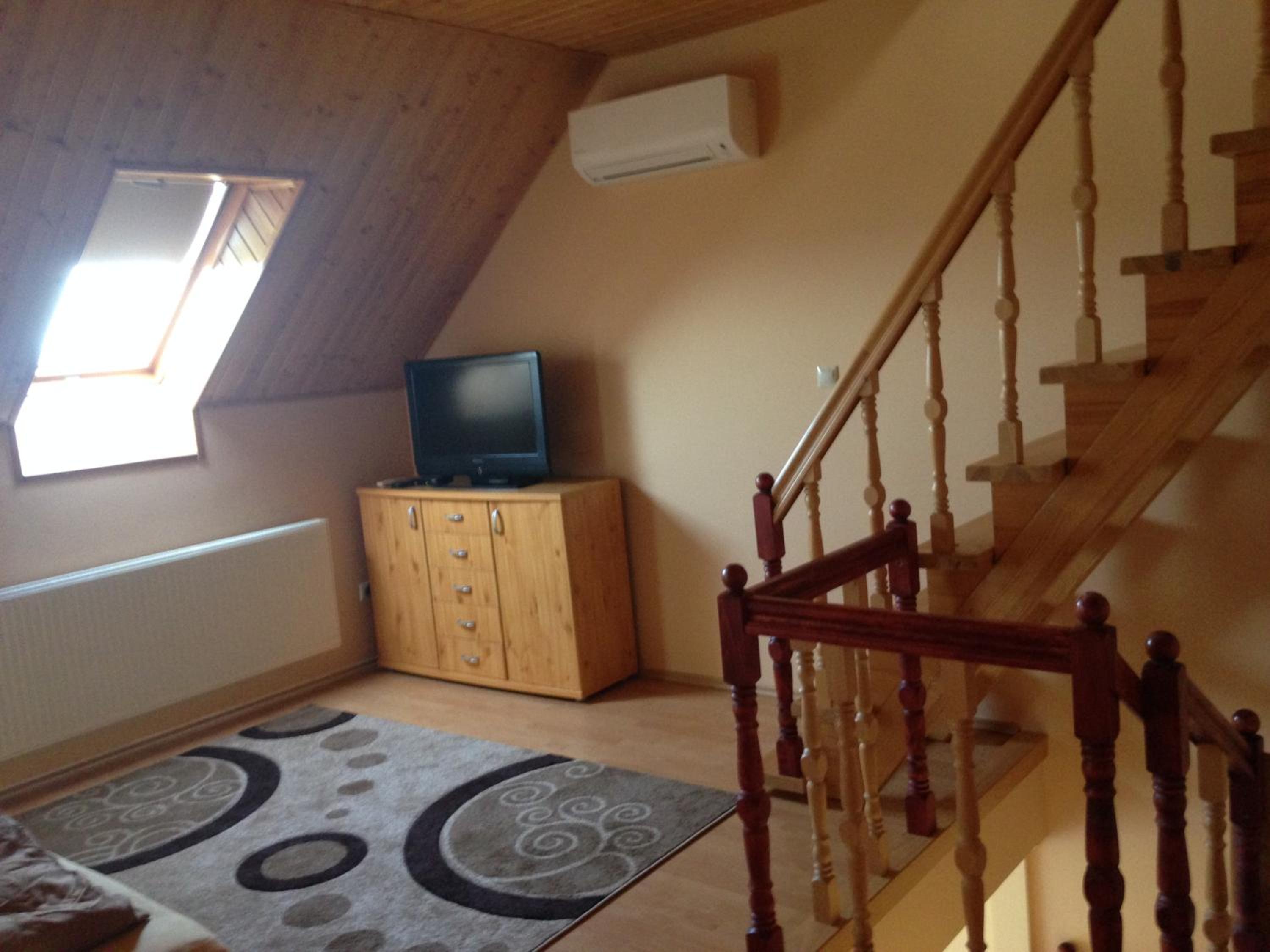 Apartment - Split Level - Photo 1