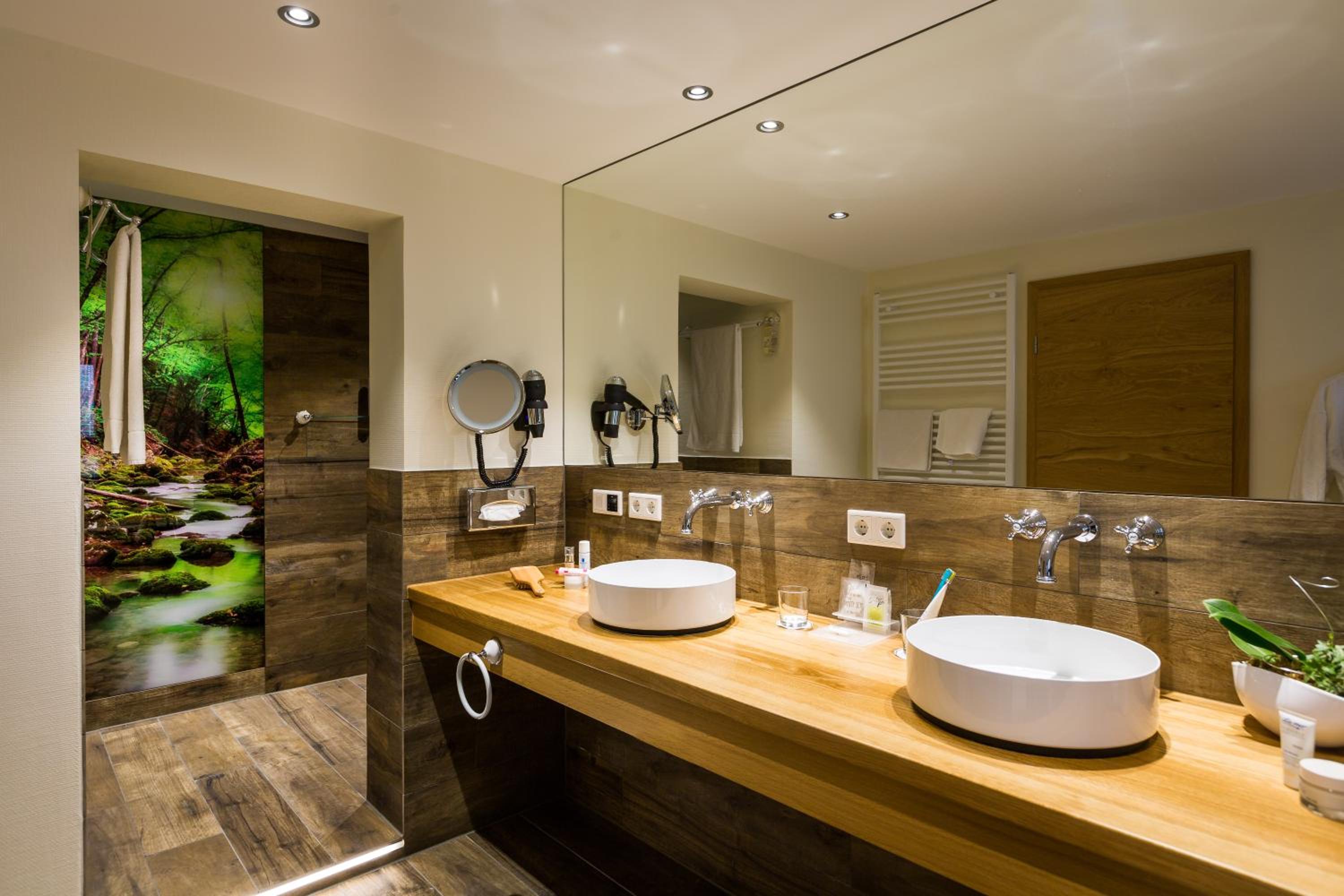 Suite - Photo 13