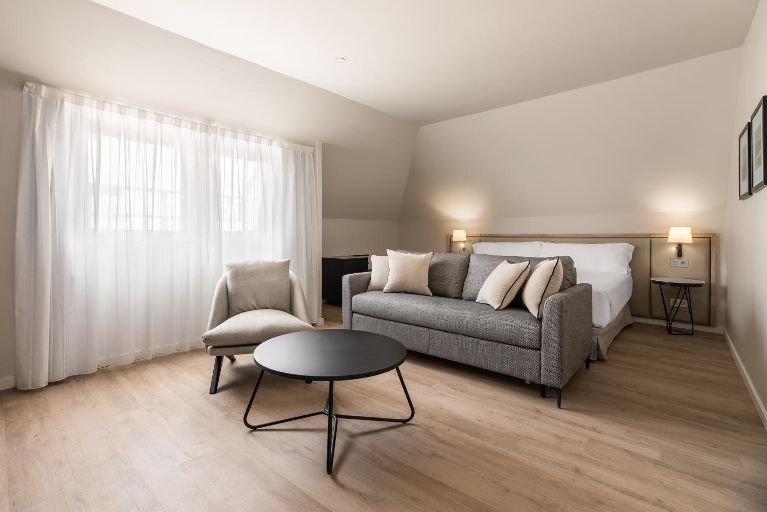 Premium Queen Room photo 2