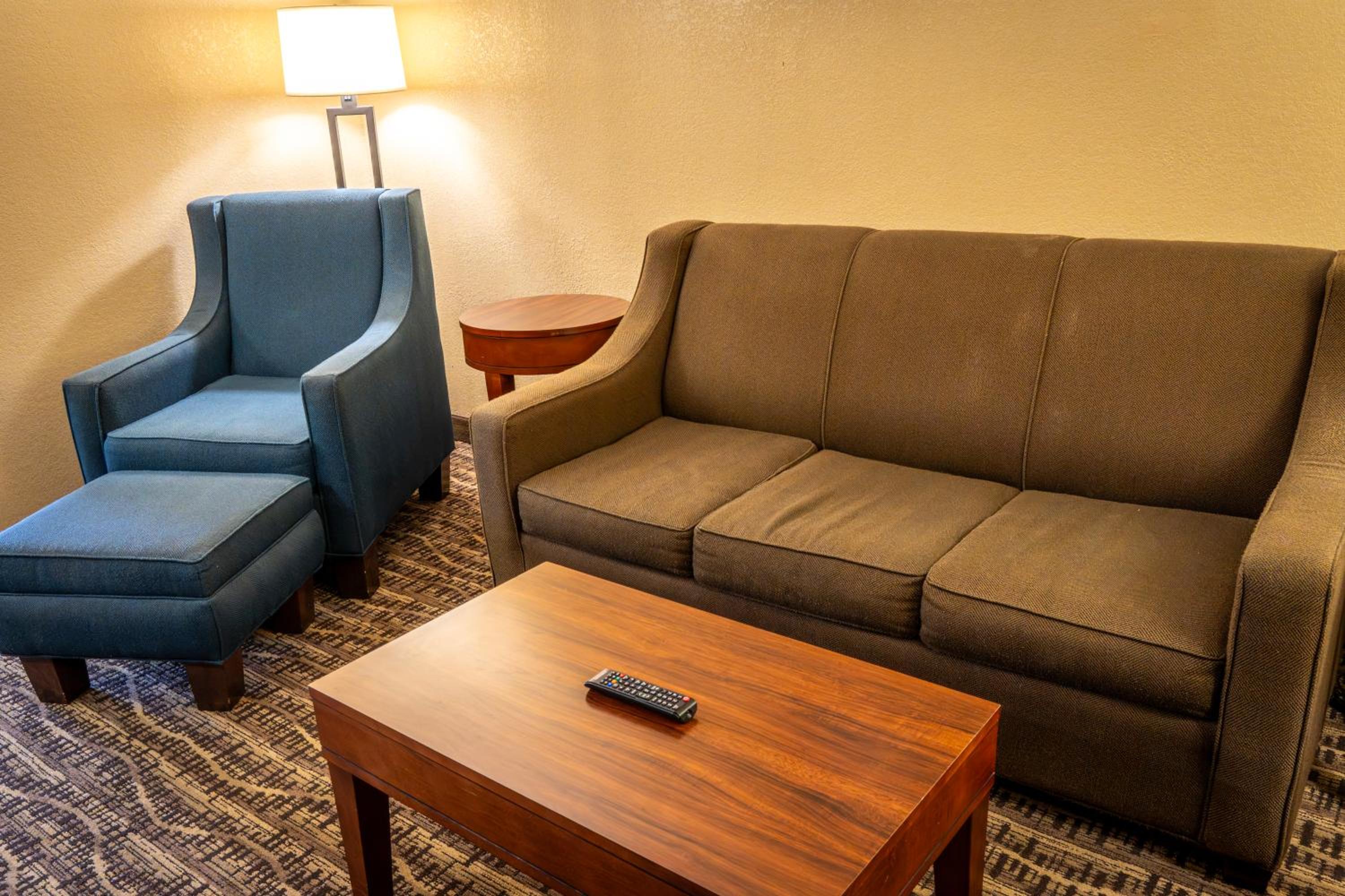 King Suite with One Kind Bed - Non-Smoking - Photo 5
