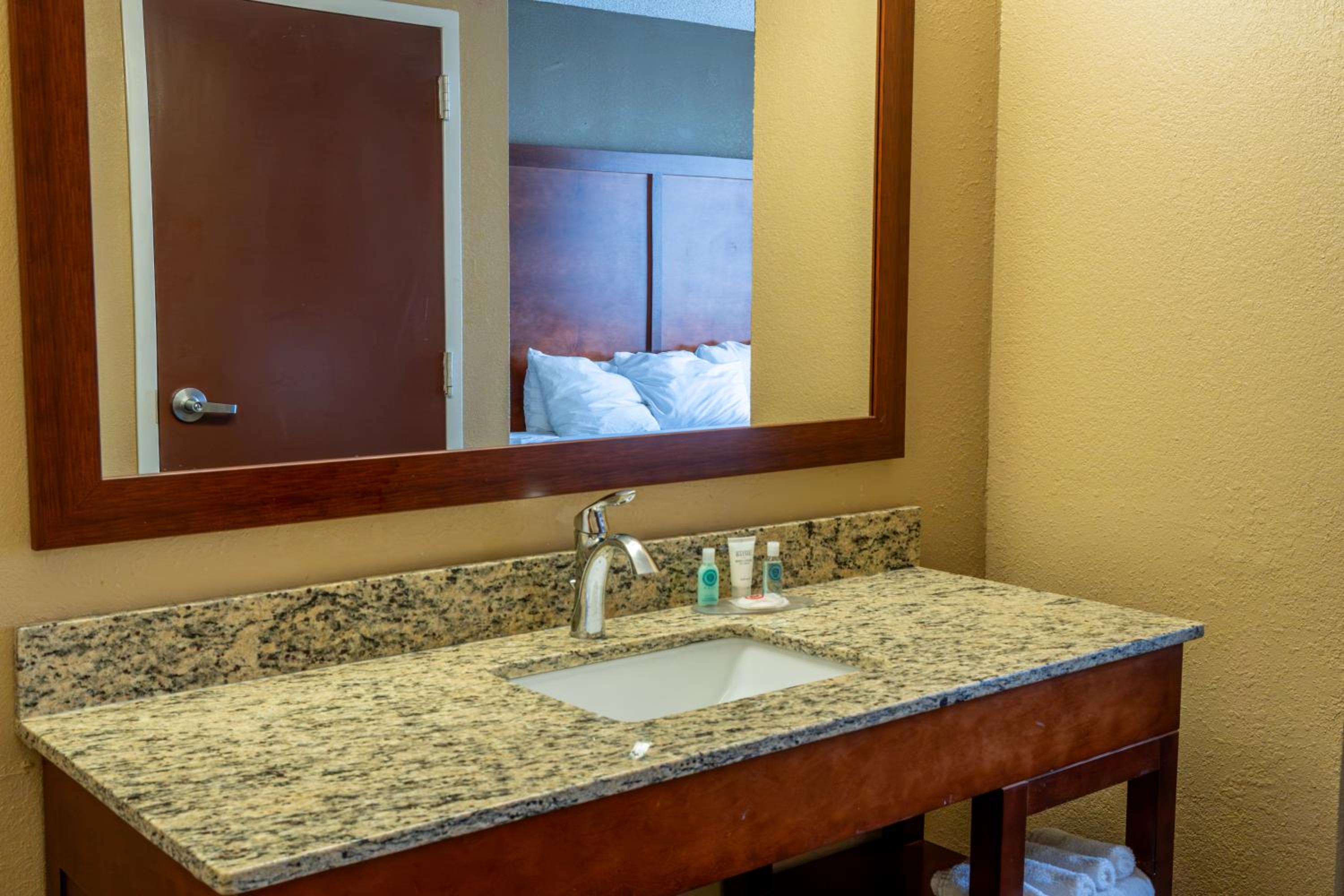 King Suite with One Kind Bed - Non-Smoking - Photo 4
