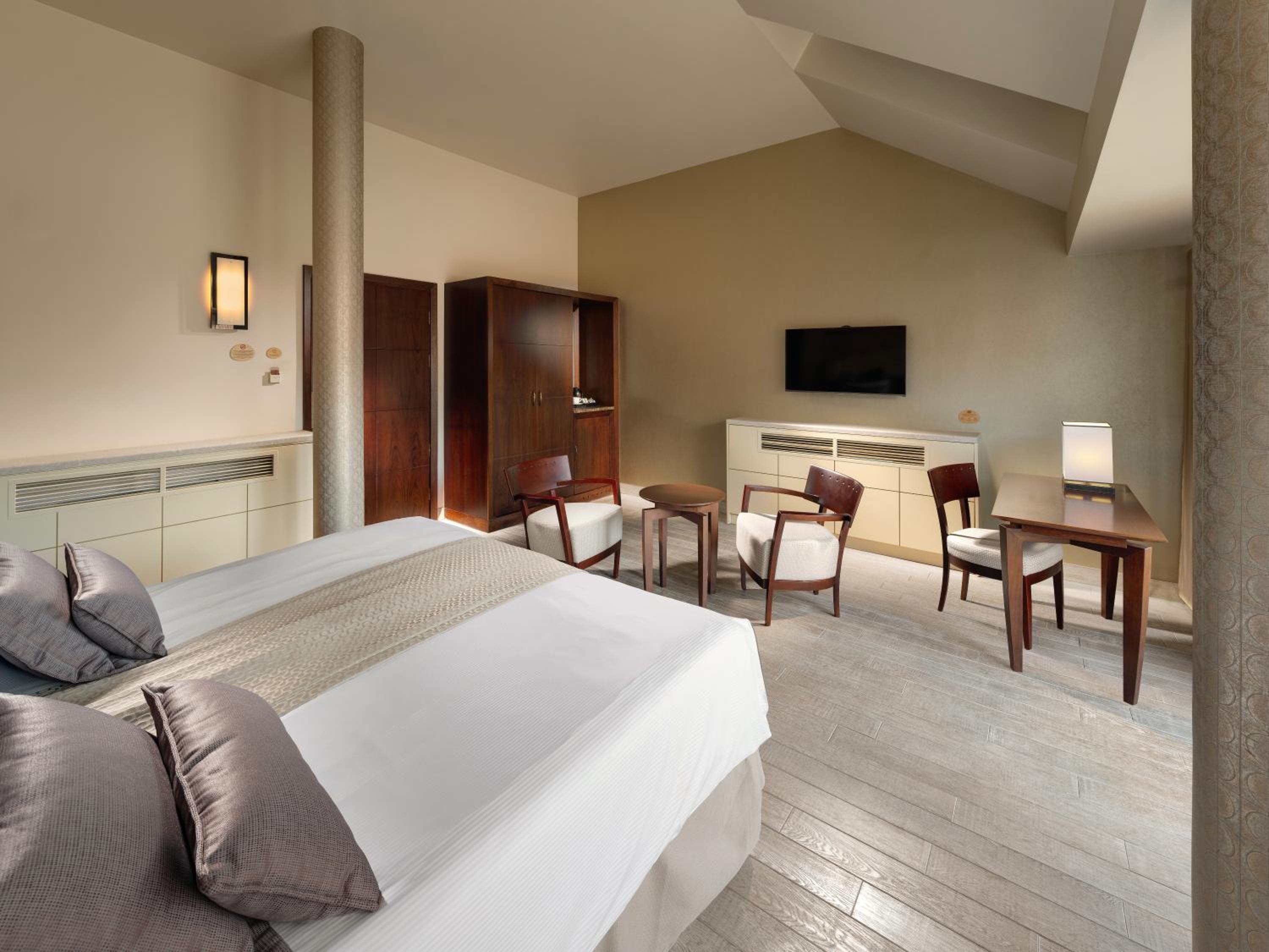 Standard King Room - Photo 9