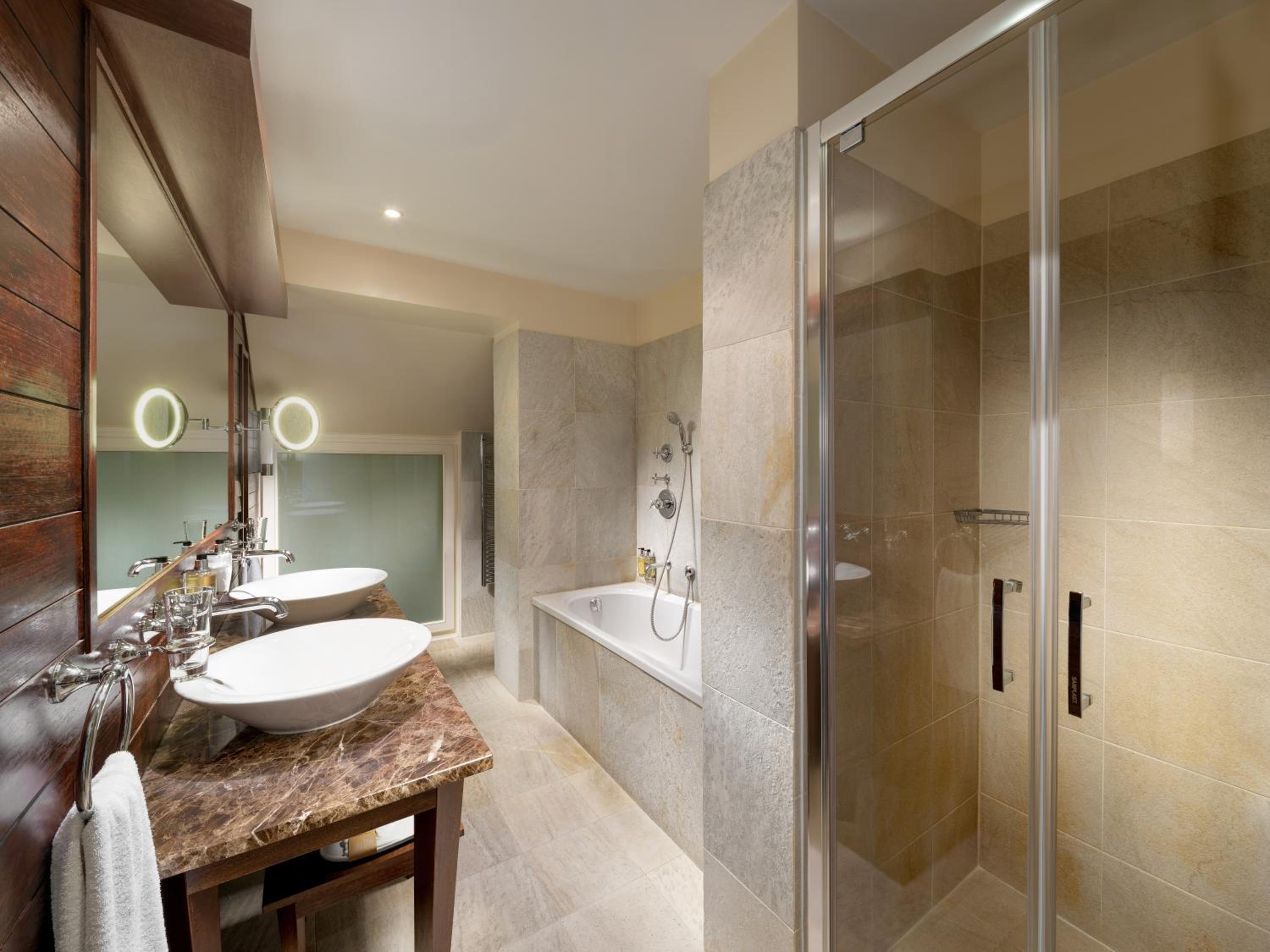 Standard King Room - Photo 8
