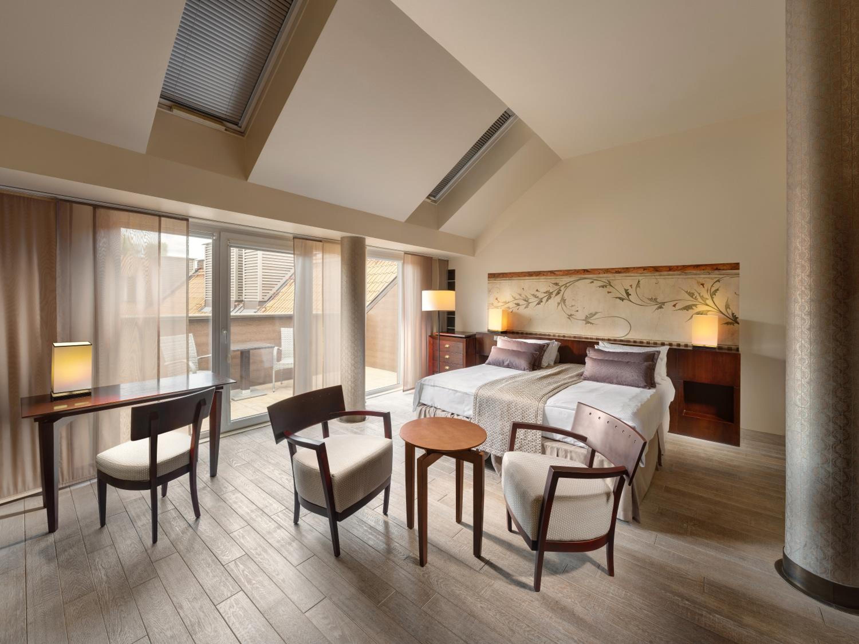 Standard King Room - Photo 7