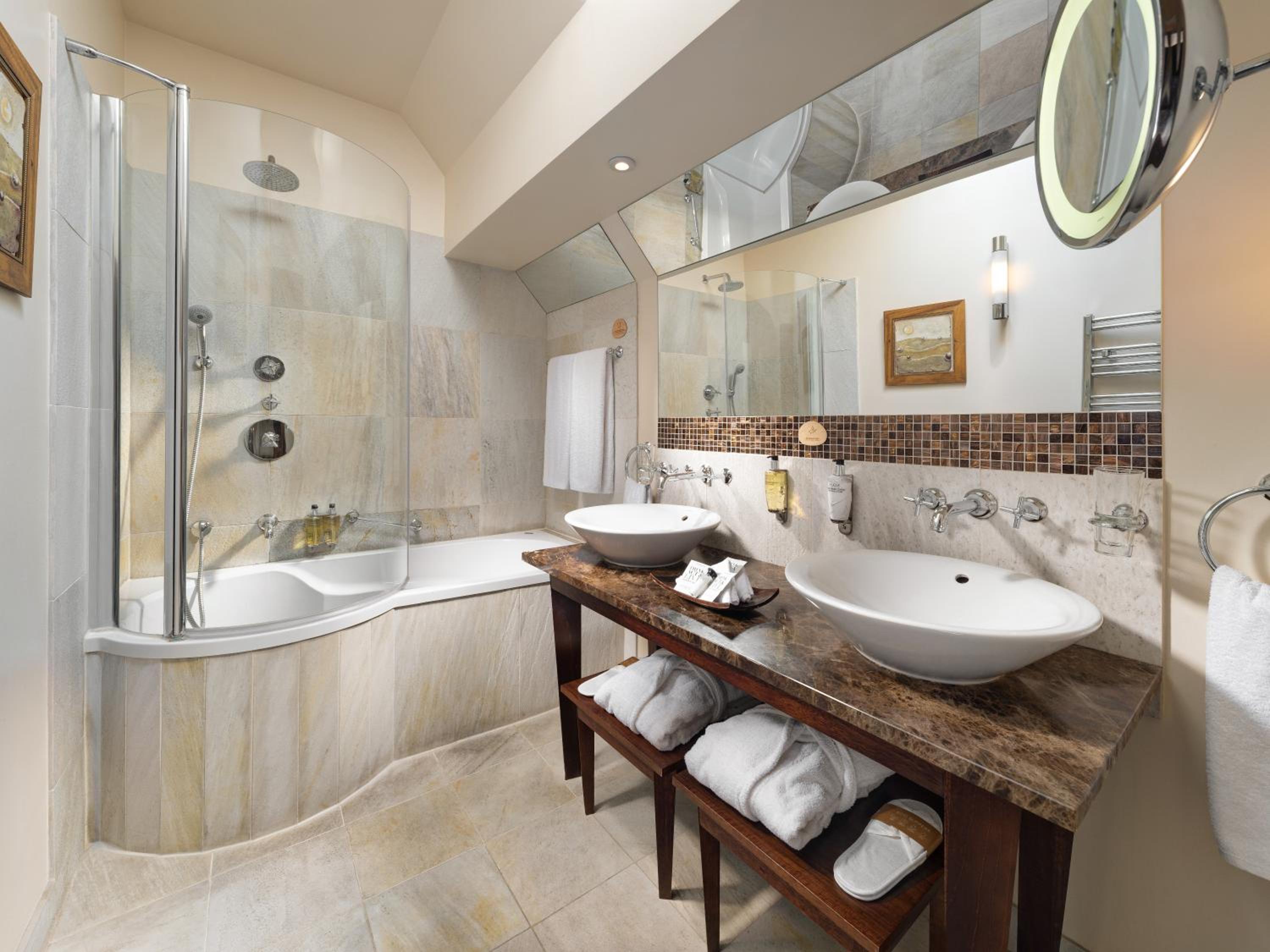 Standard King Room - Photo 10