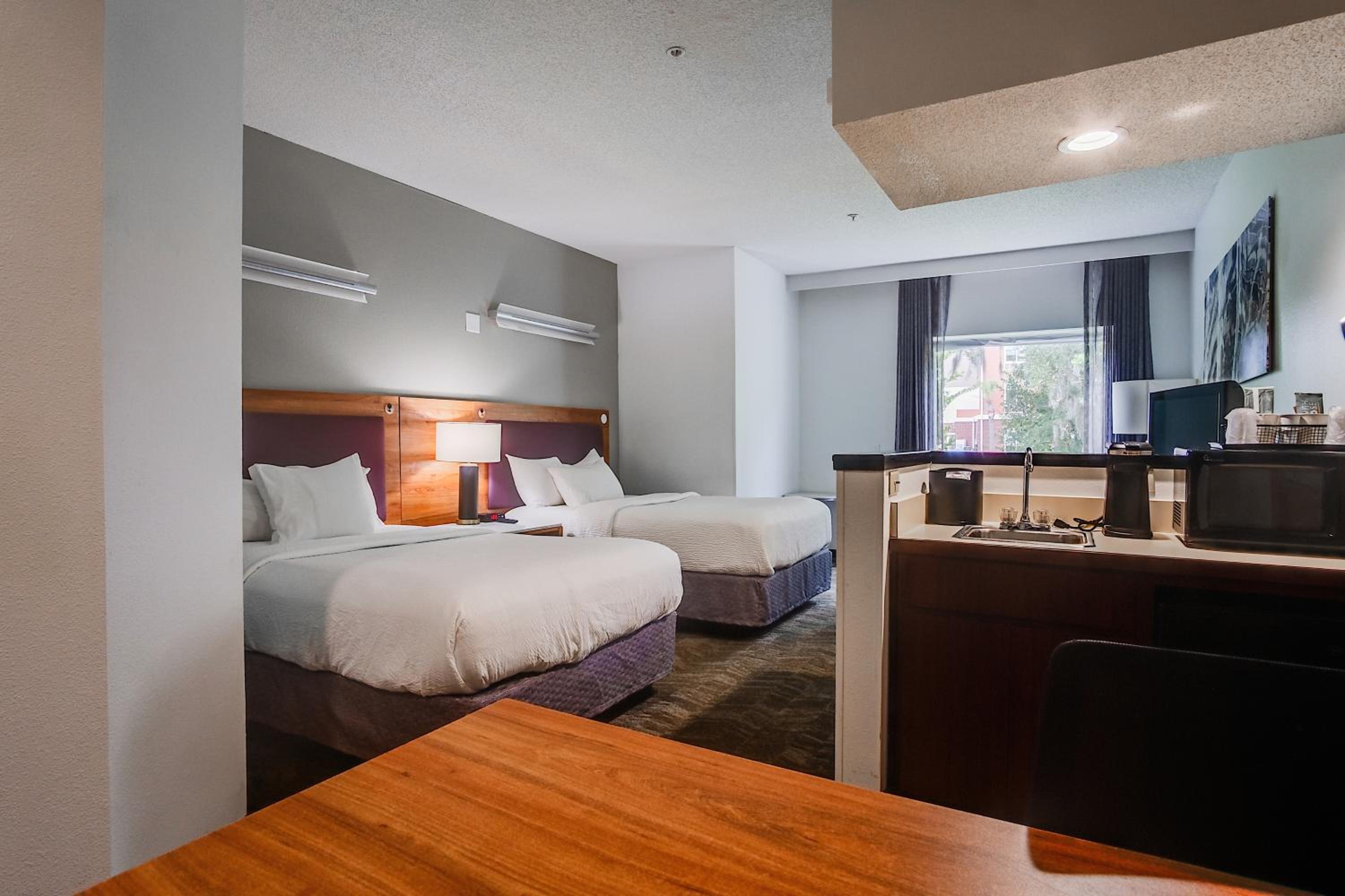 Large One Room Suite with Two Queen Beds - Non Smoking - Photo 3