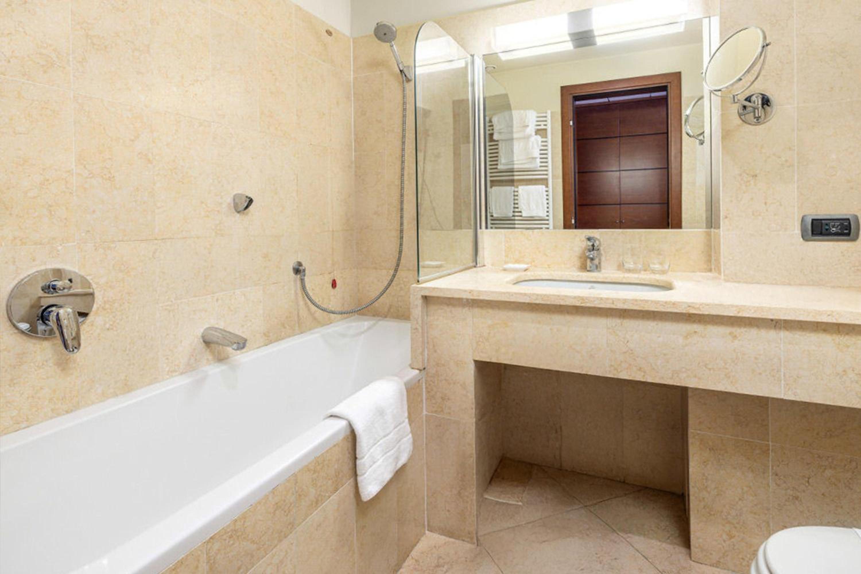 Deluxe Room - Photo 5