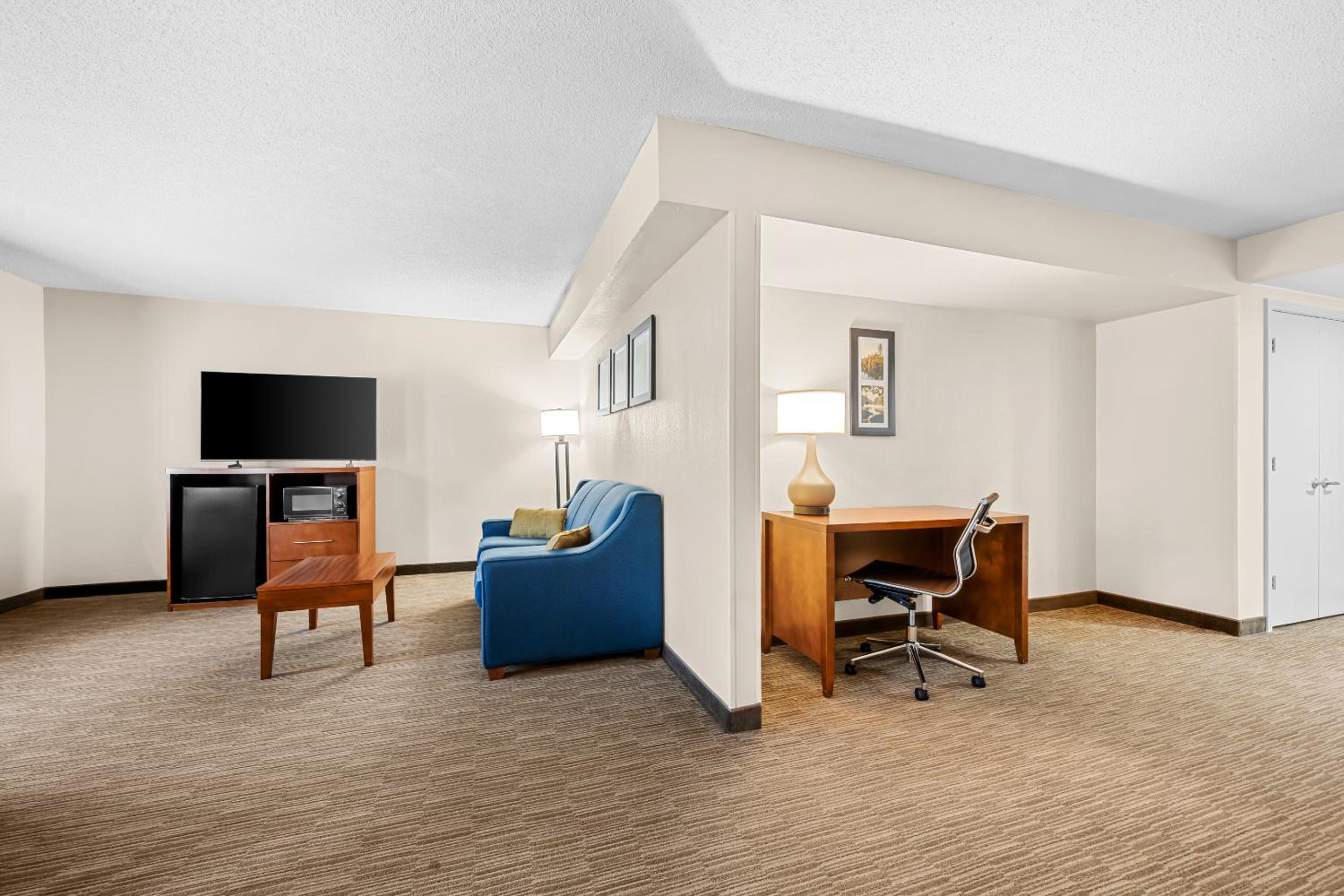 Queen Suite with Two Queen Beds - Non-Smoking - Photo 1