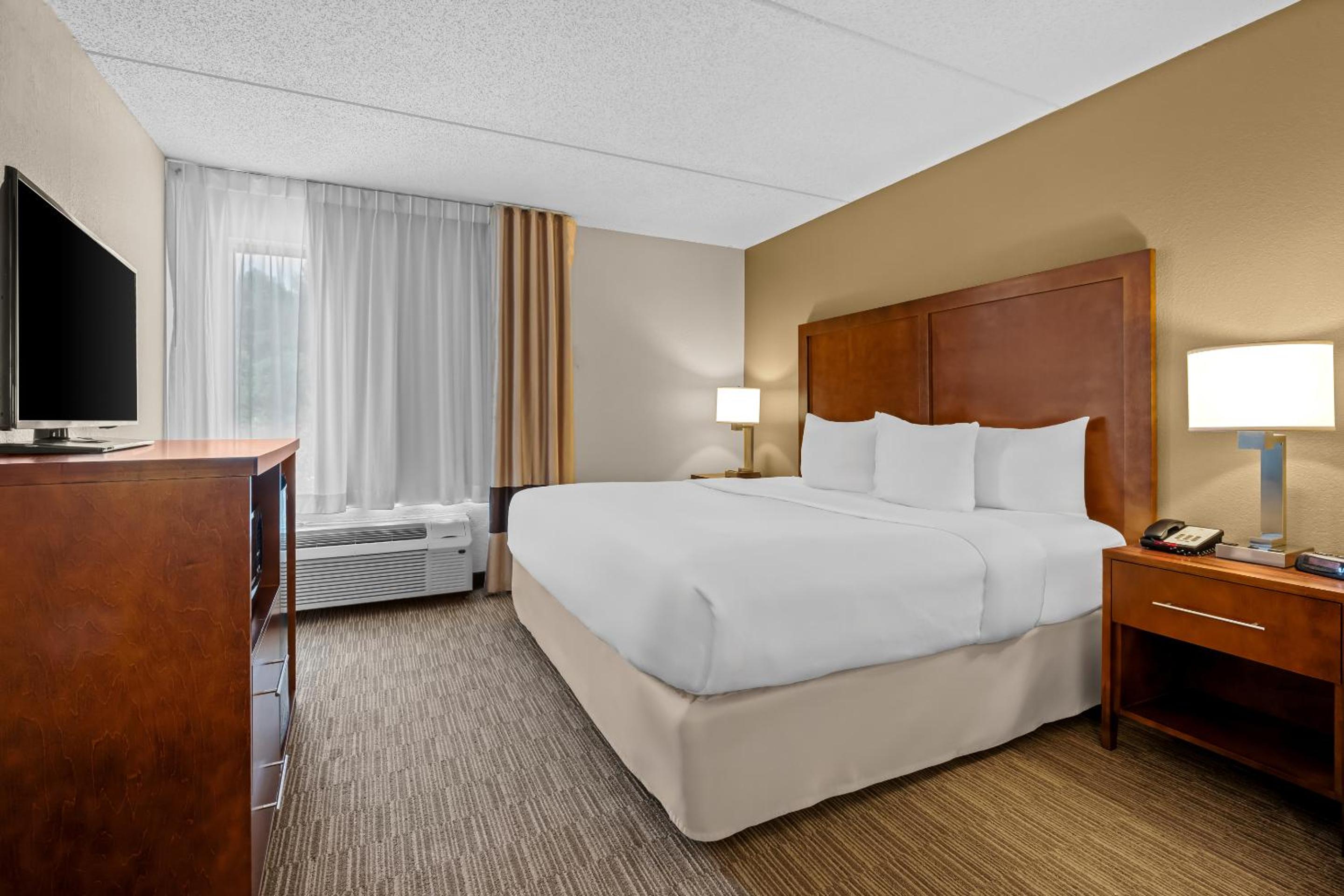 King Room with Whirlpool - Non-Smoking photo 3