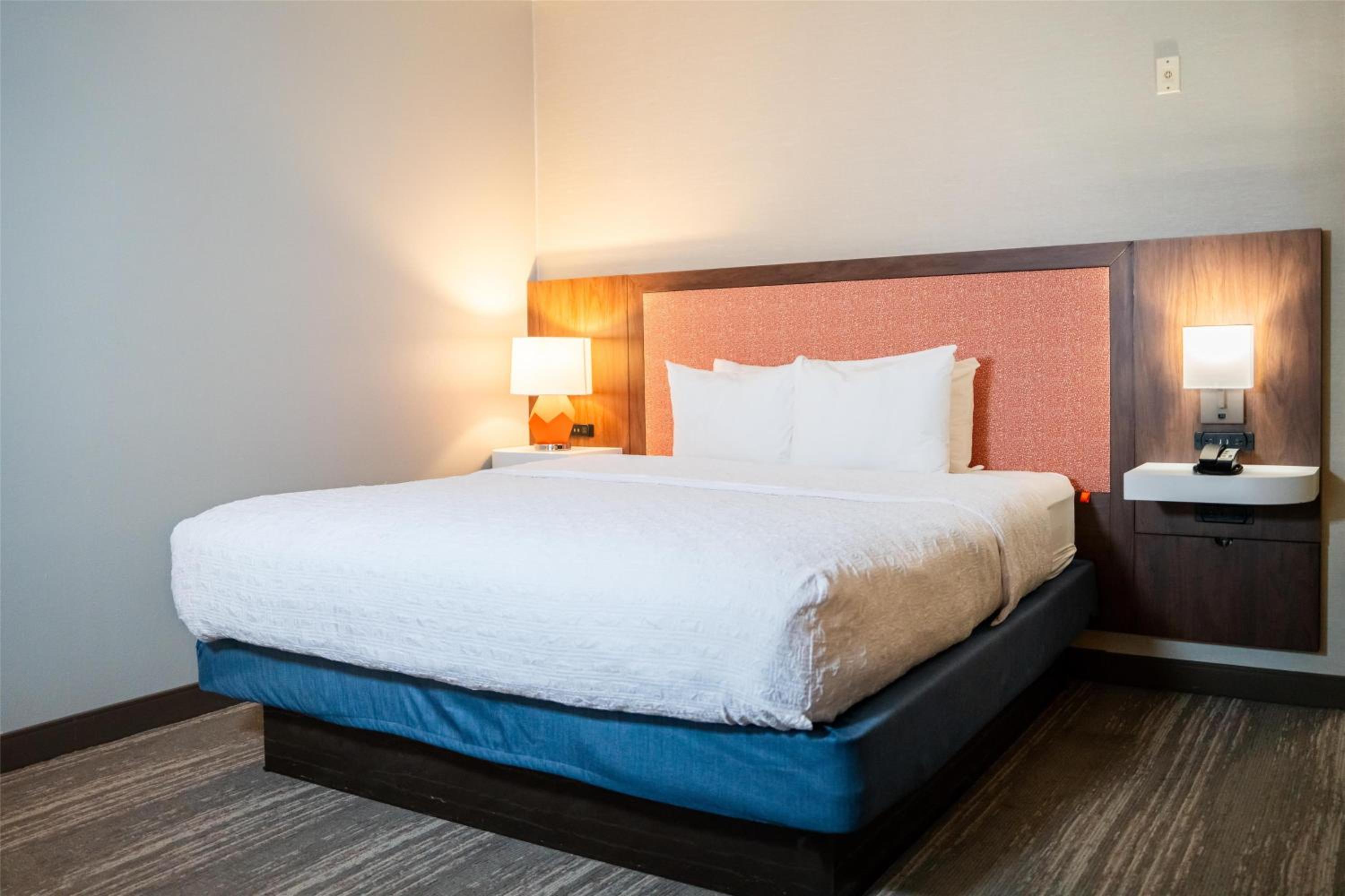 King Room with King Bed - Non-Smoking - Photo 1