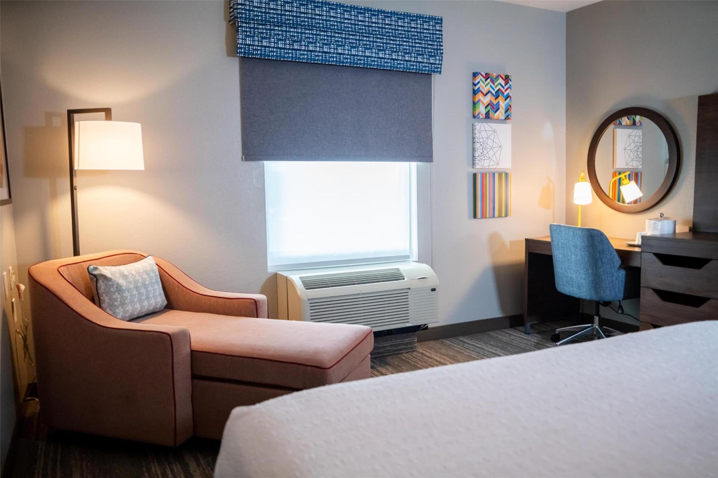 King Room with King Bed - Non-Smoking - Photo 2