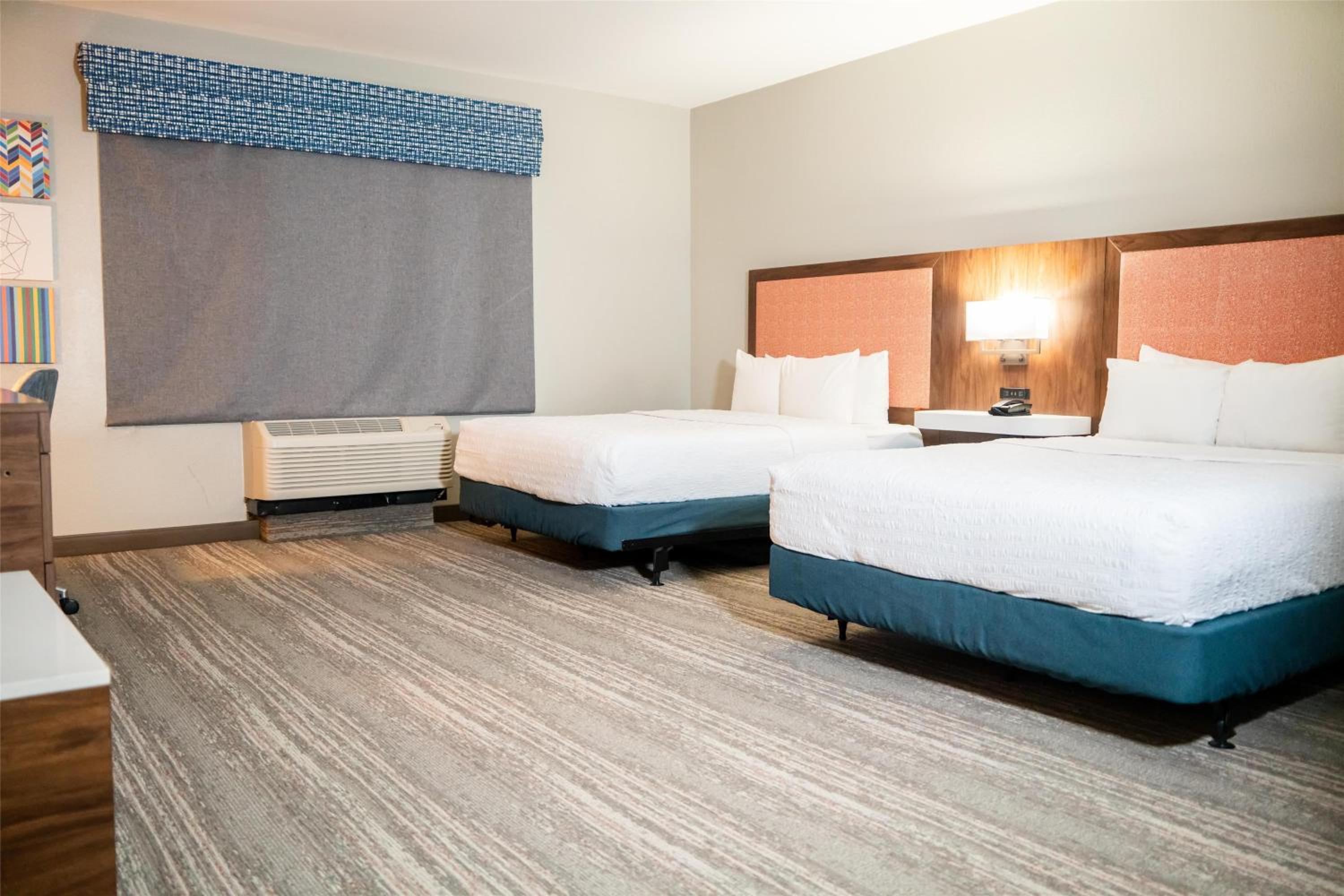 Queen Room with Two Queen Beds - Mobility Access/Non-Smoking - Photo 2