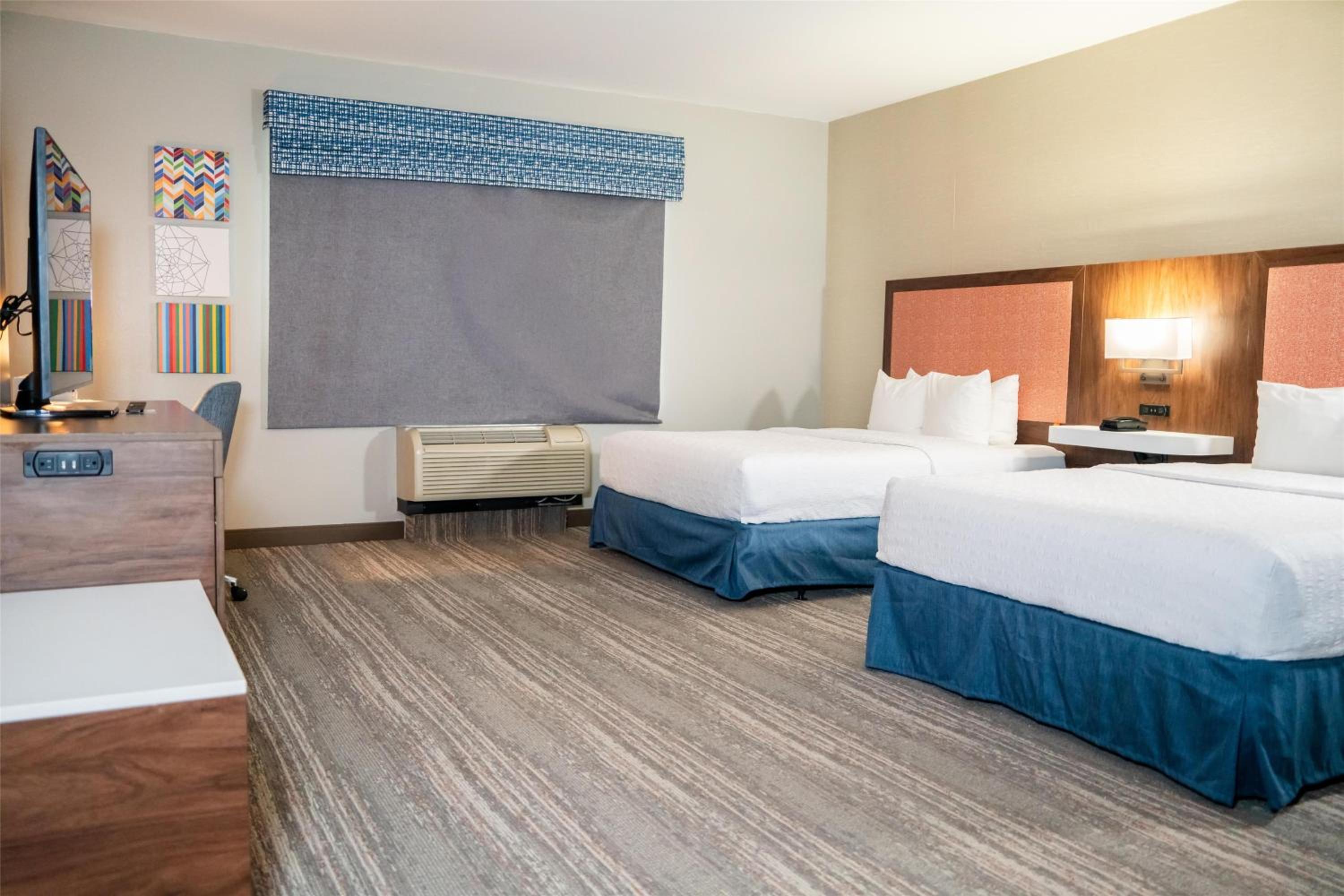 Queen Room with Two Queen Beds - Mobility Access/Non-Smoking - Photo 4