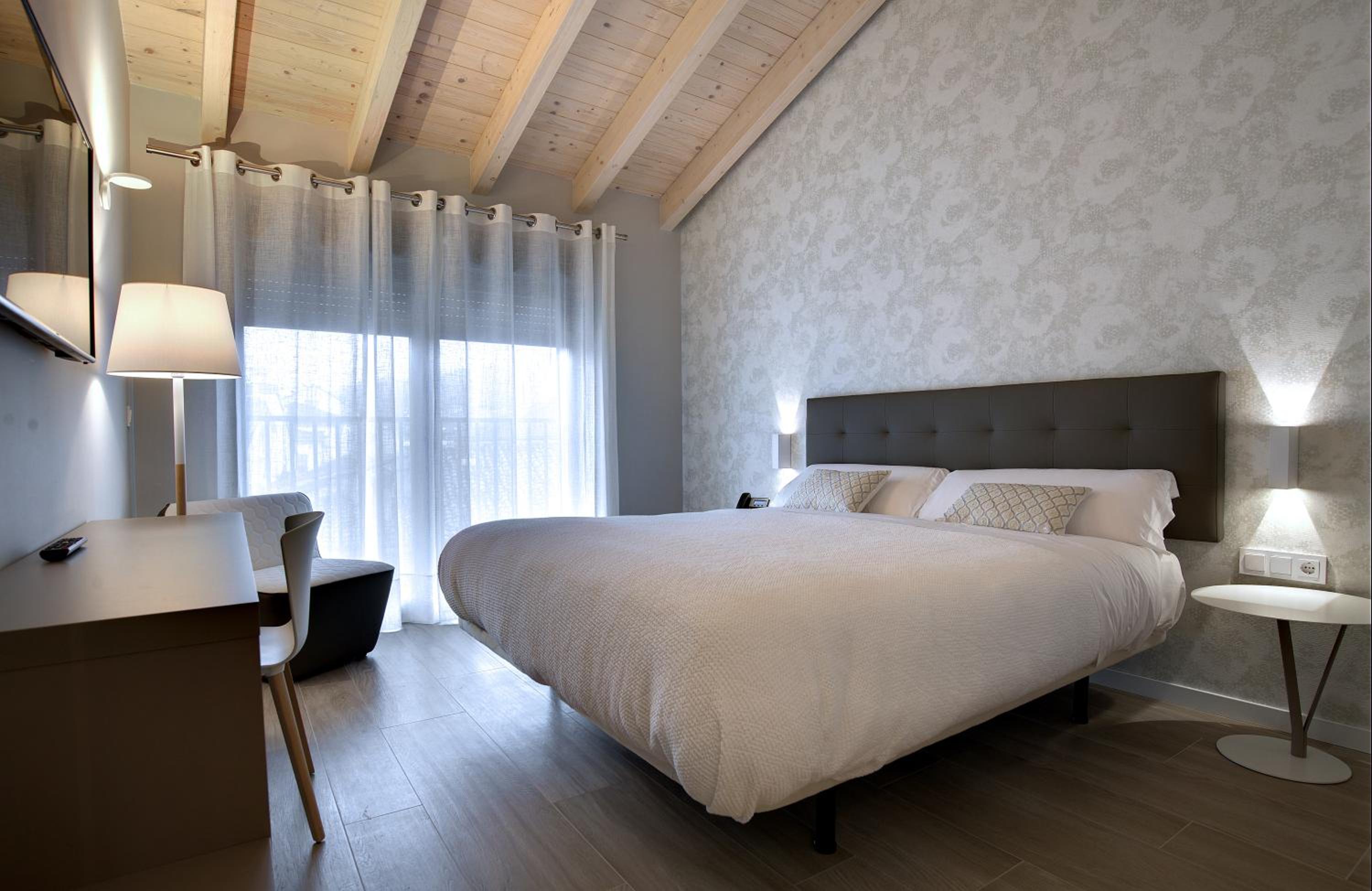 Deluxe Room - Photo 3