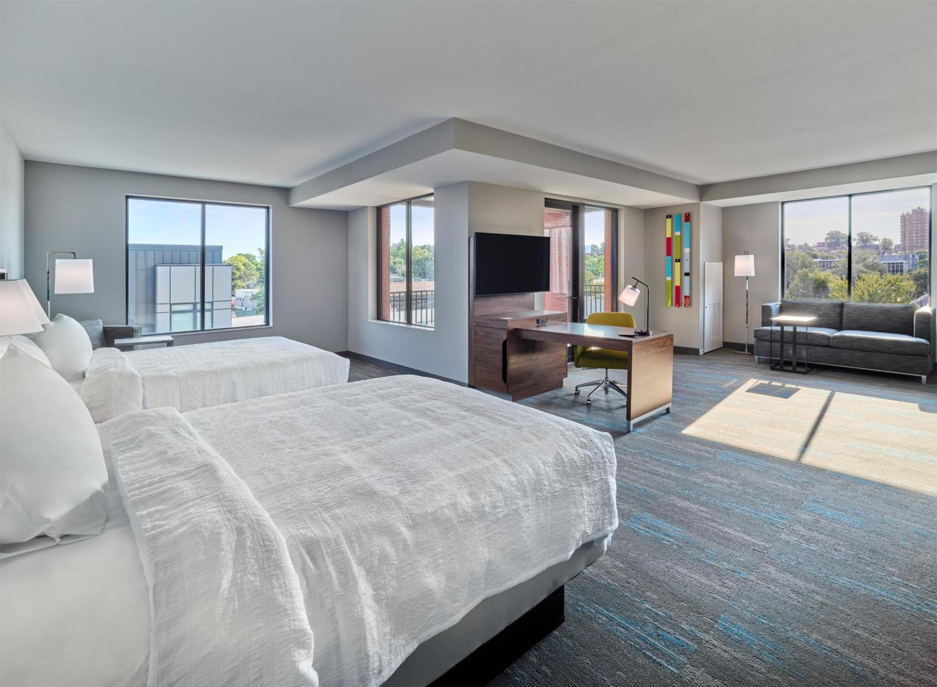 Queen Studio Suite with Balcony - Photo 1