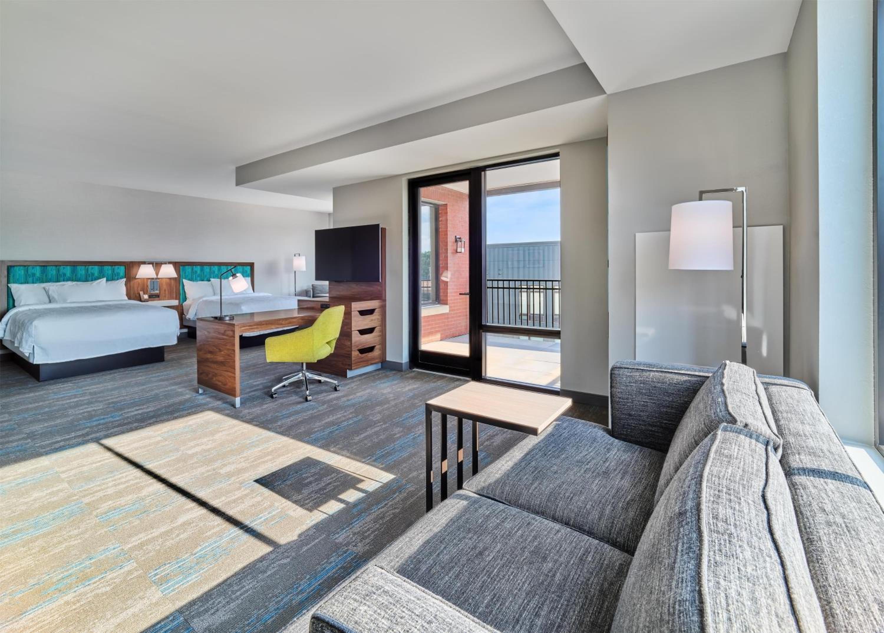 Queen Studio Suite with Balcony - Photo 2