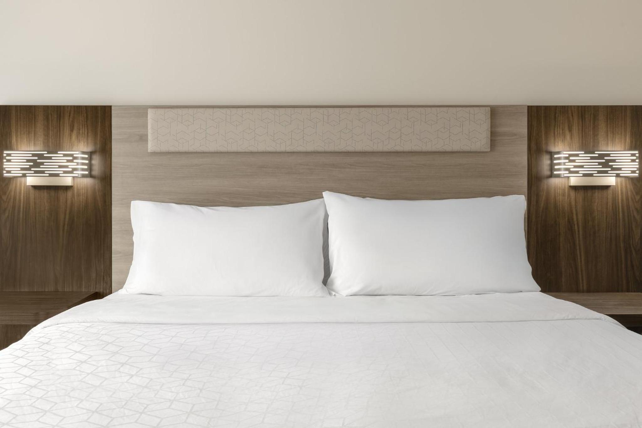 Standard King Room - Photo 5