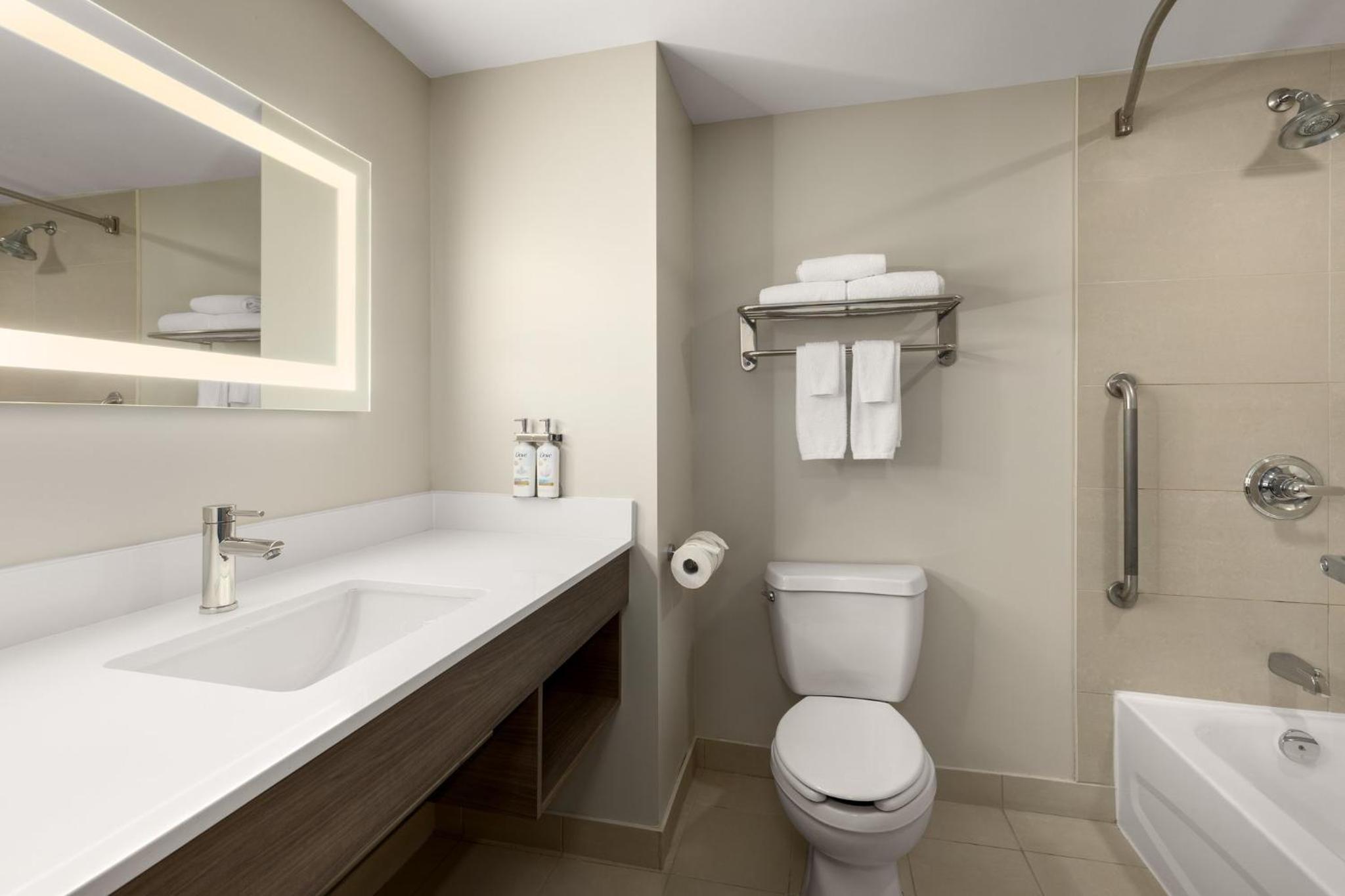 Queen Suite with Two Queen Beds and Sofa Bed - Photo 6