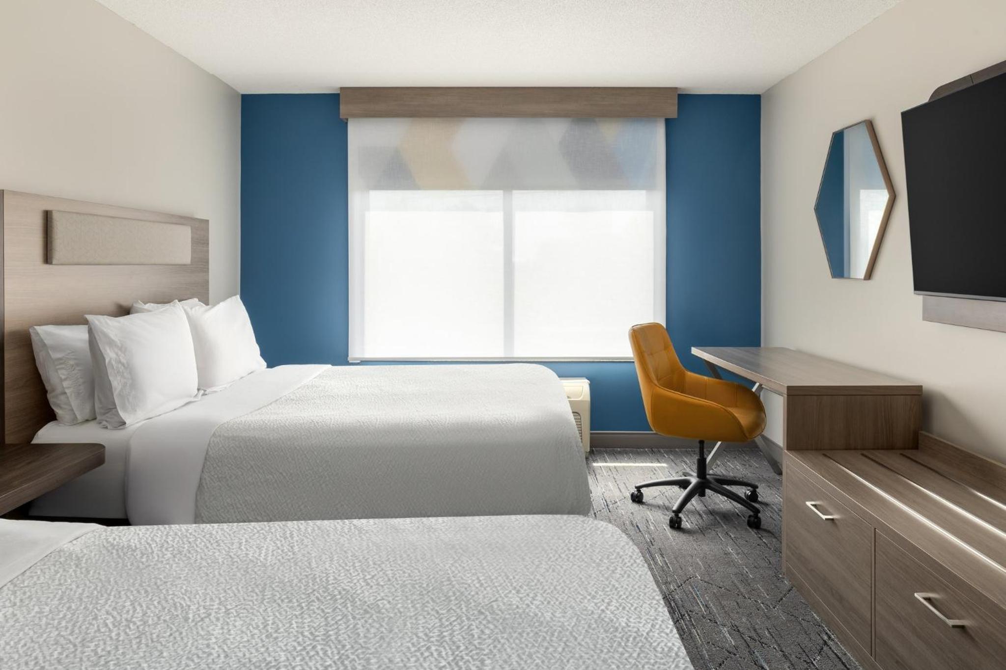 Queen Suite with Two Queen Beds and Sofa Bed - Photo 7