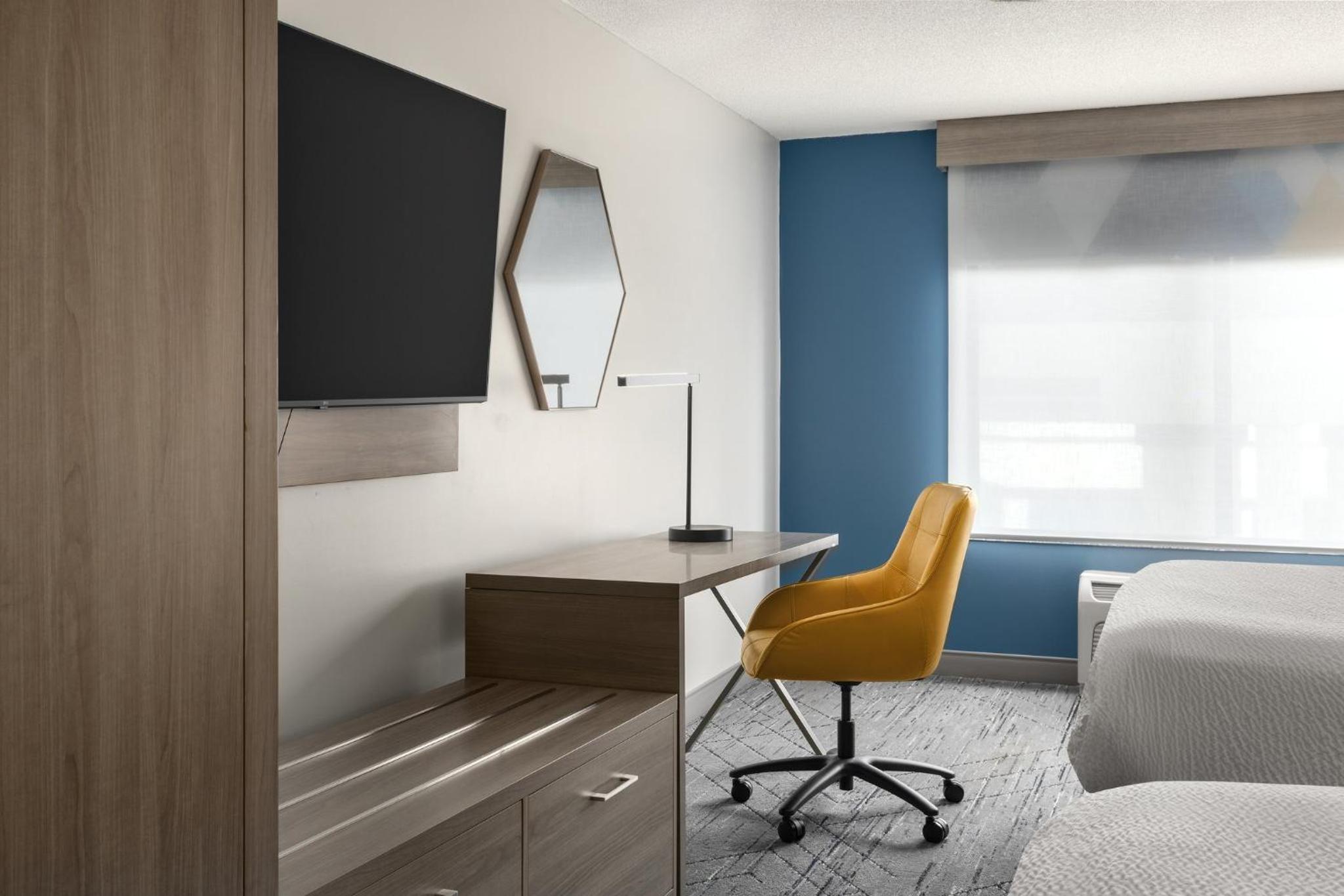 Queen Suite with Two Queen Beds and Sofa Bed - Photo 9