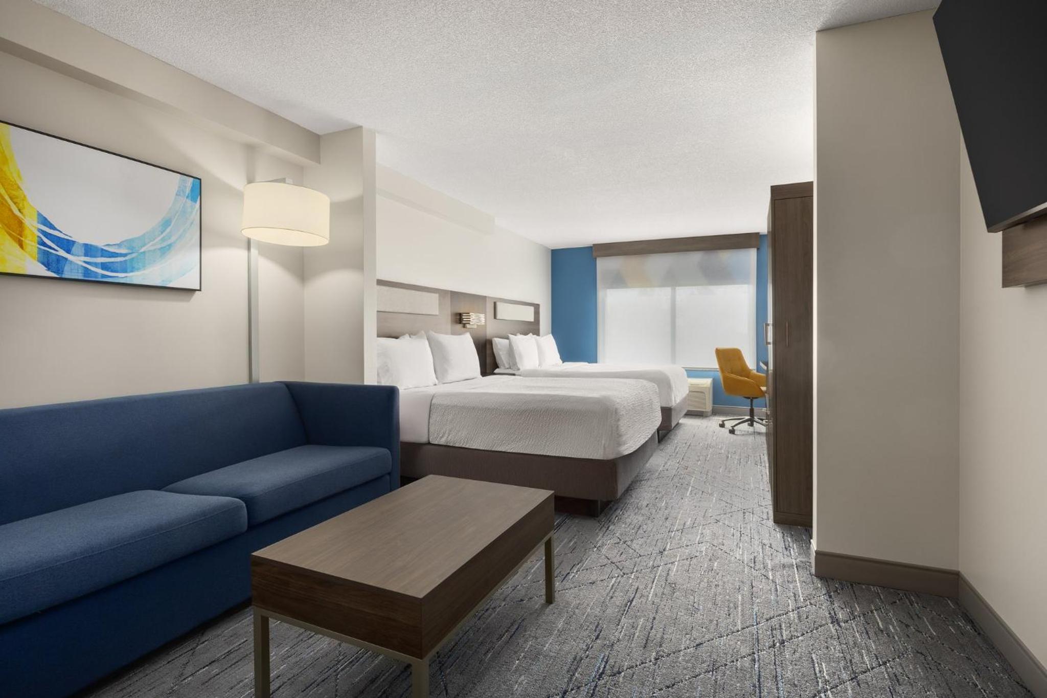 Queen Suite with Two Queen Beds and Sofa Bed - Photo 10