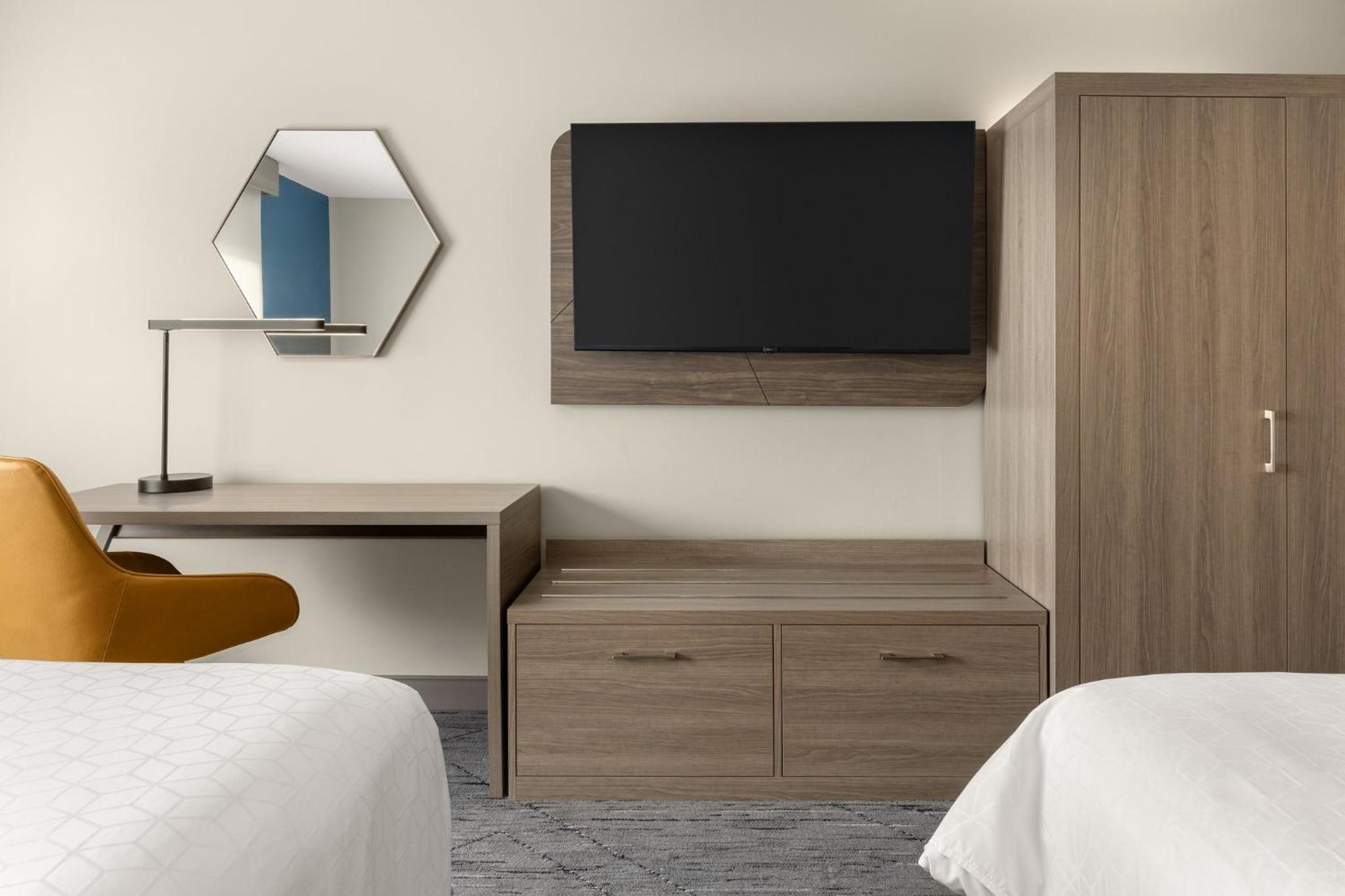 Queen Suite with Two Queen Beds and Sofa Bed - Photo 11