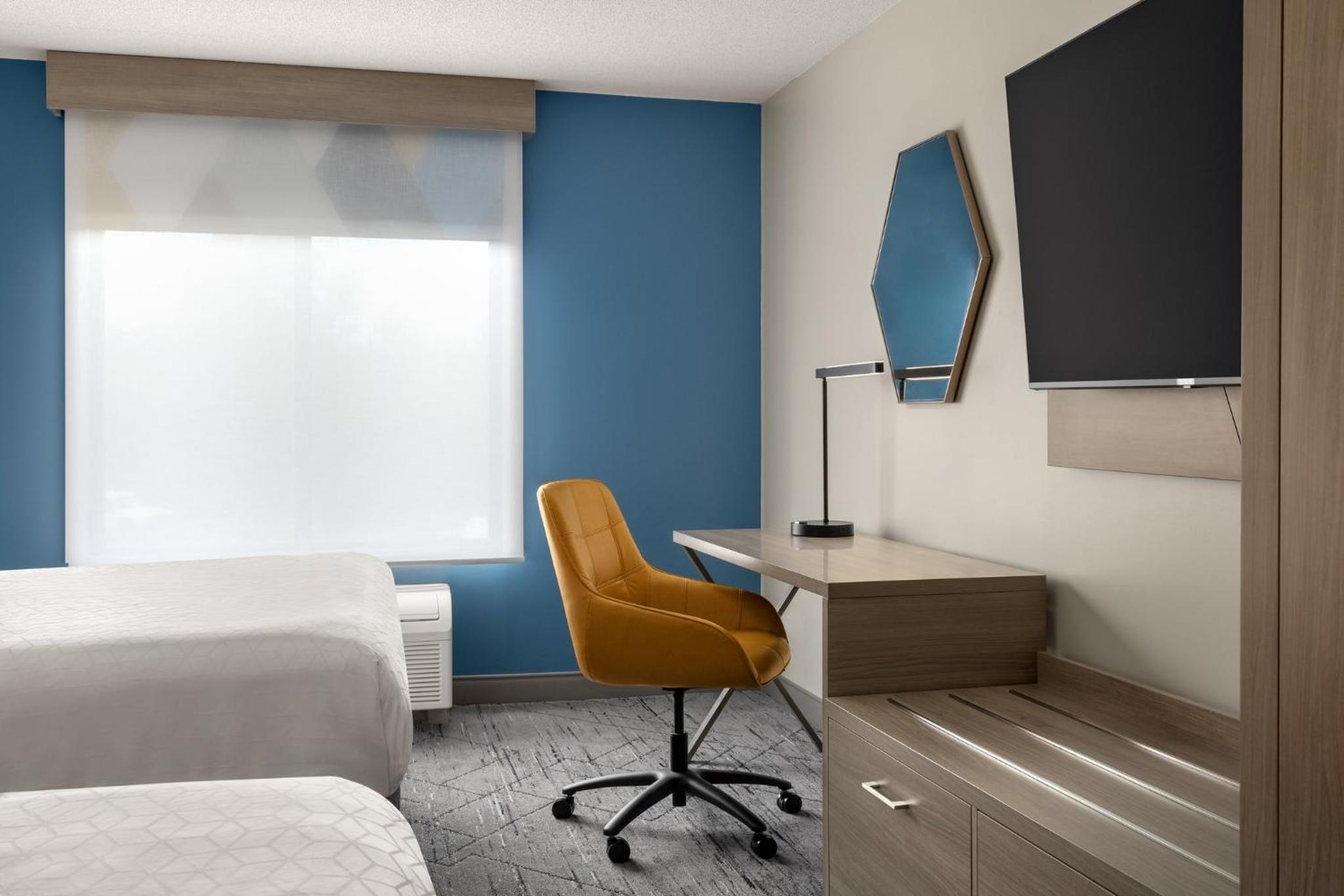 Queen Suite with Two Queen Beds and Sofa Bed - Photo 12