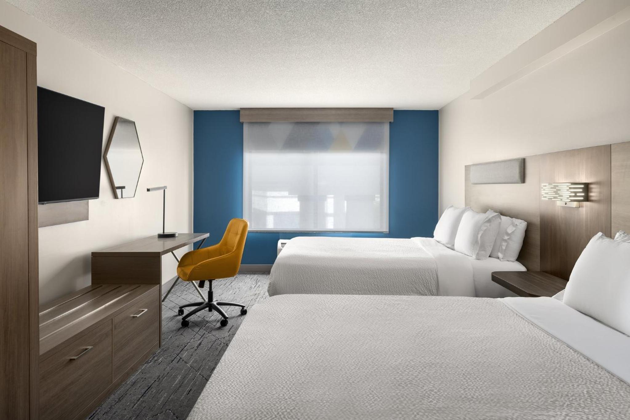 Queen Suite with Two Queen Beds and Sofa Bed - Photo 13