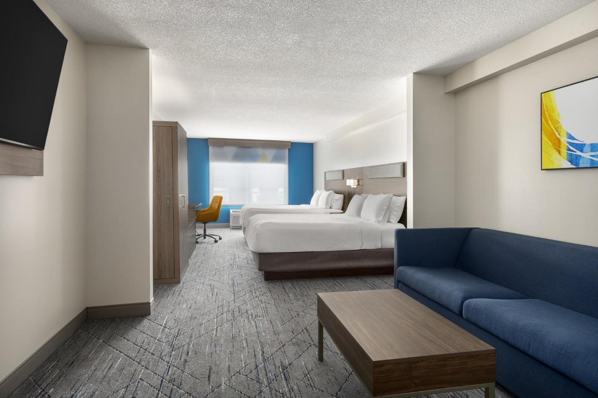 Queen Suite with Two Queen Beds and Sofa Bed - Photo 14