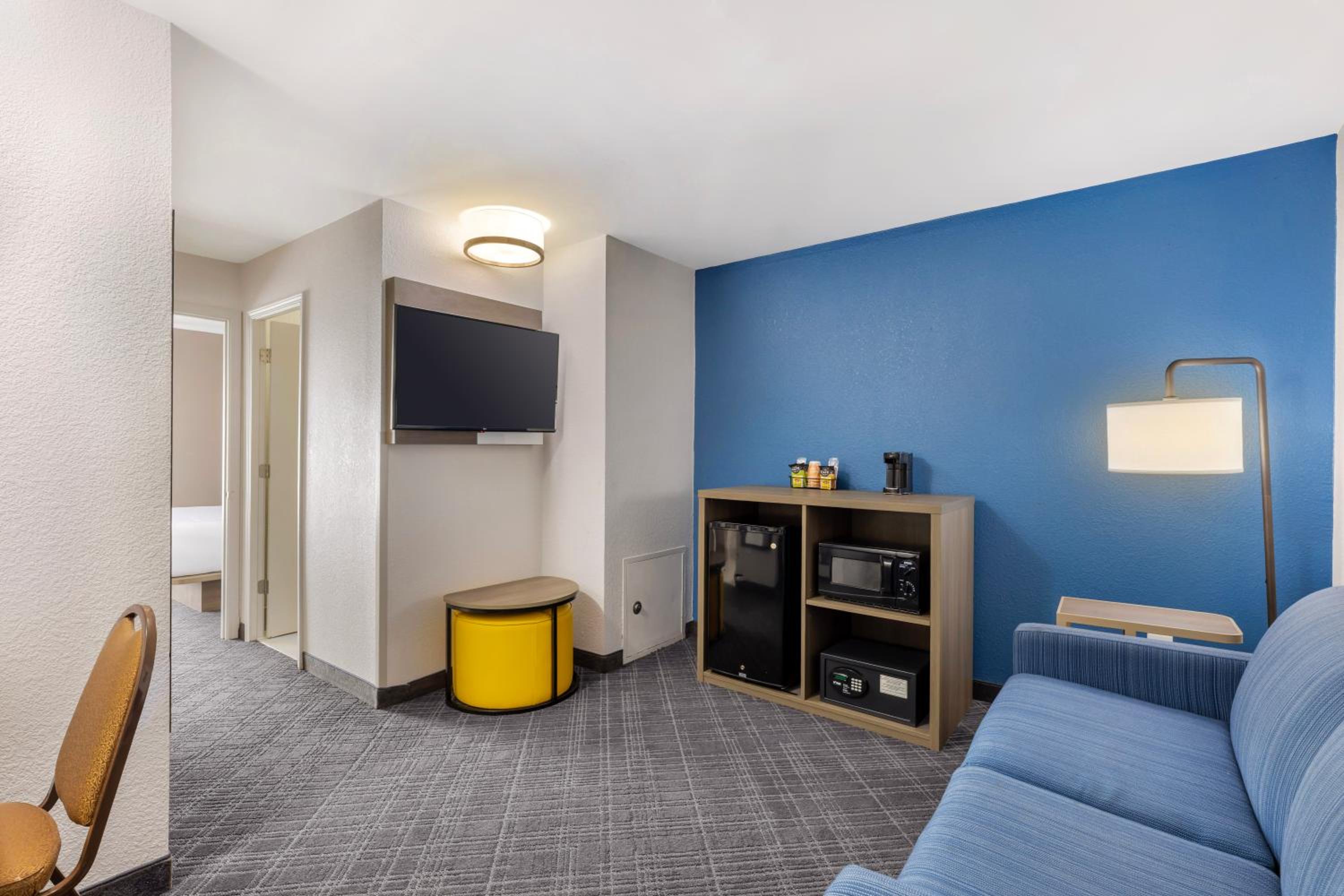 1 King Bed, Suite, Nonsmoking, Sofabed - Photo 4