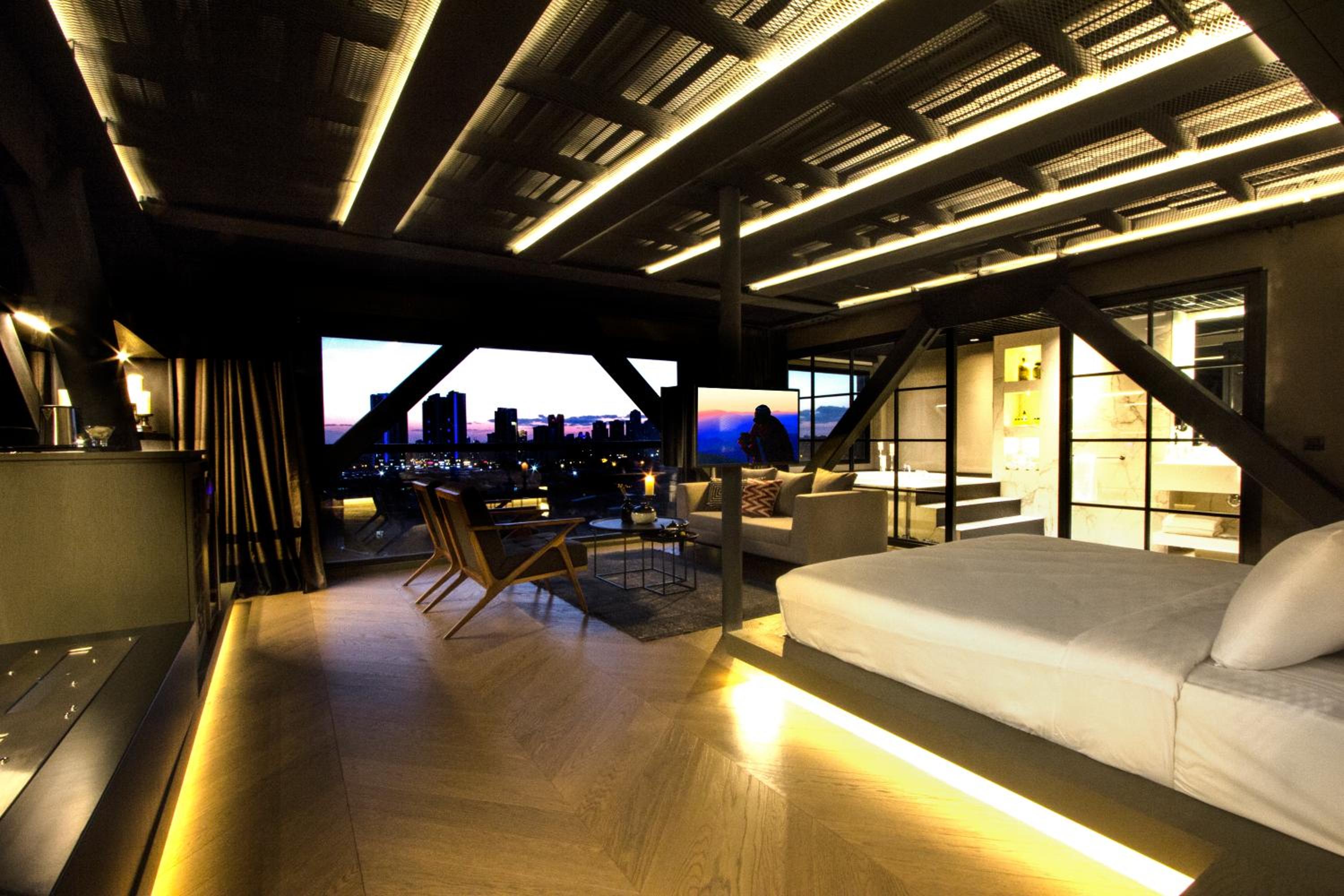Jacuzzi Suite photo 1