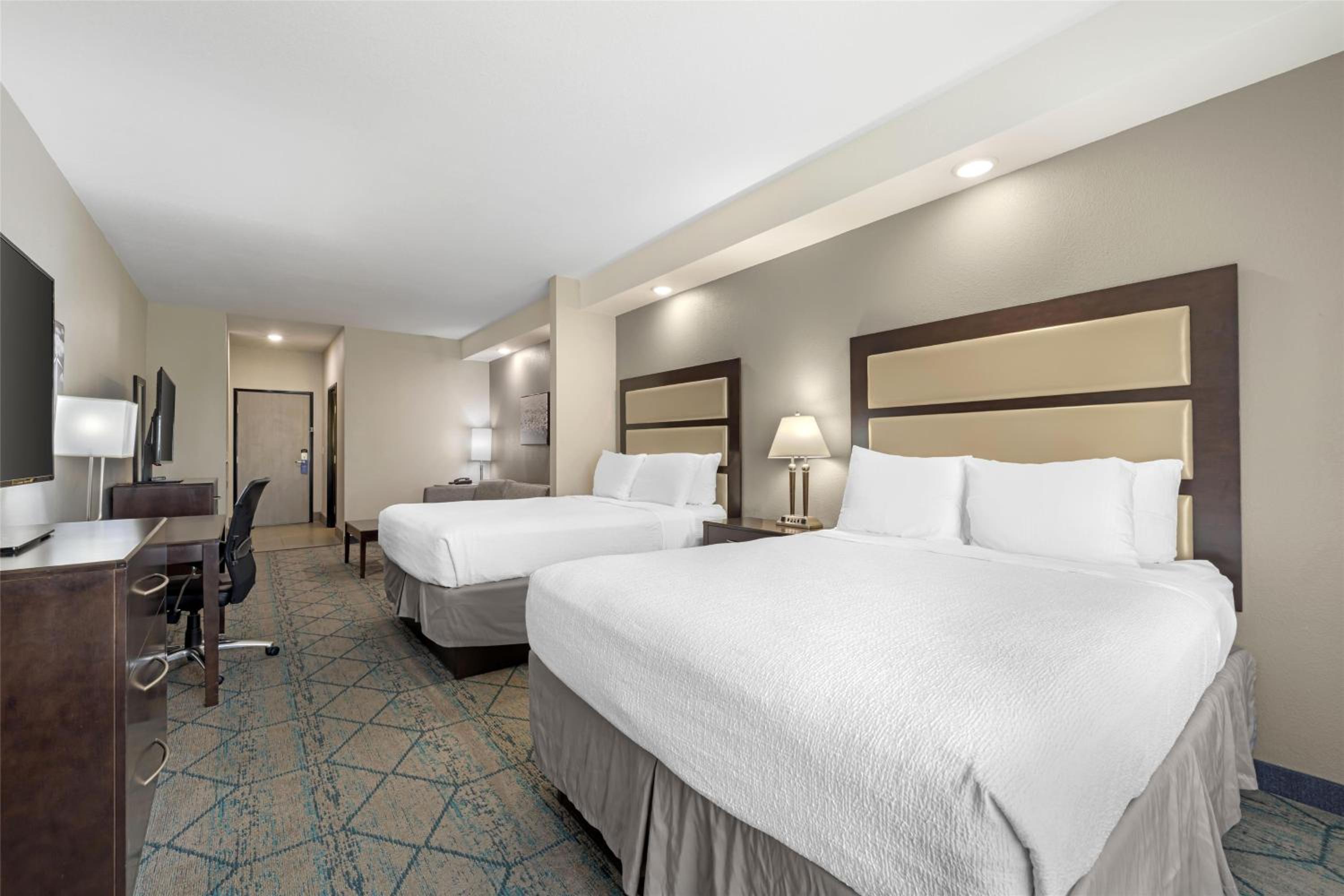 Queen Suite with Two Queen Beds and Sofa Bed - Photo 1